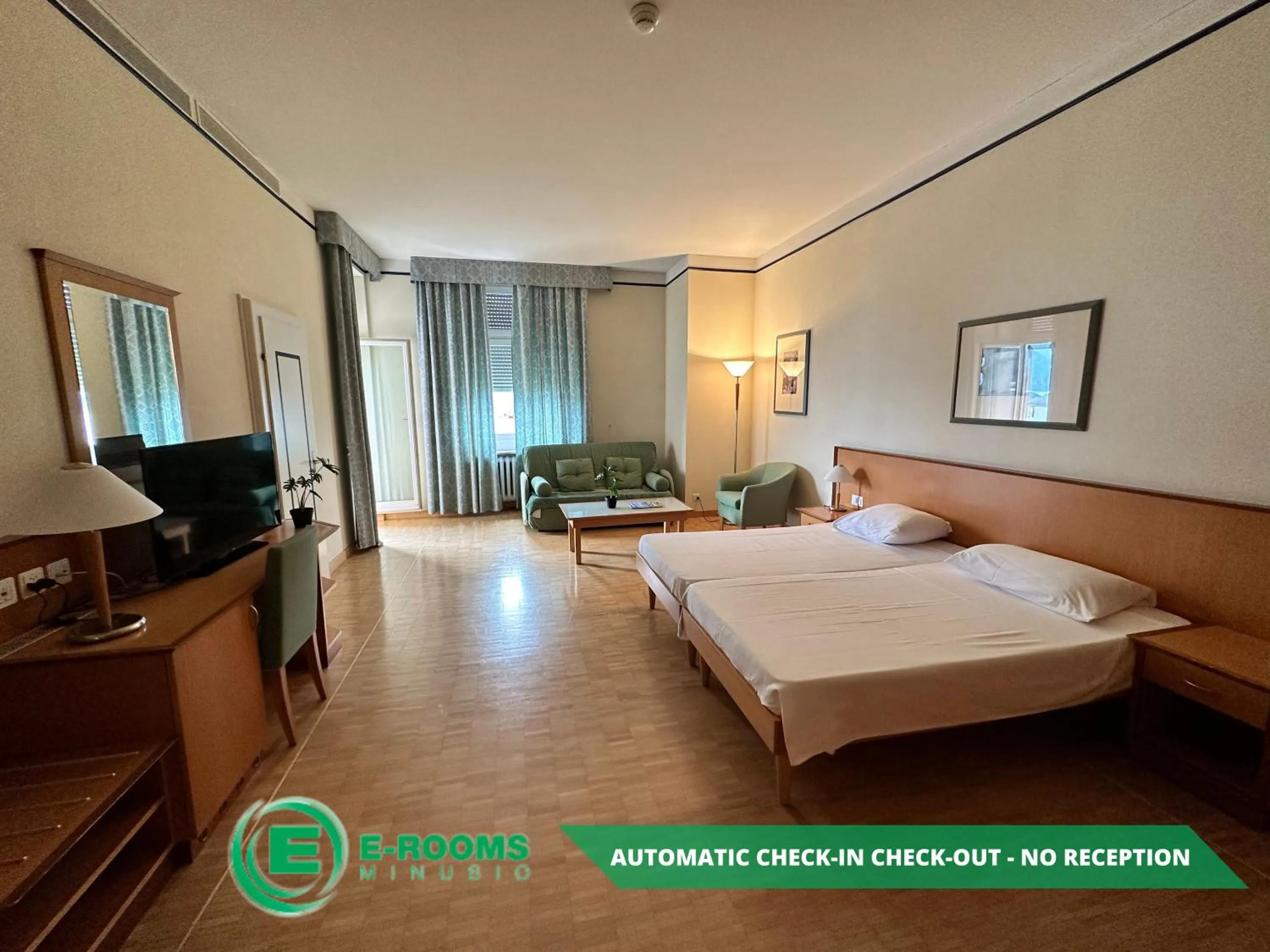 Photo of the whole room, Bed in E-Rooms Minusio