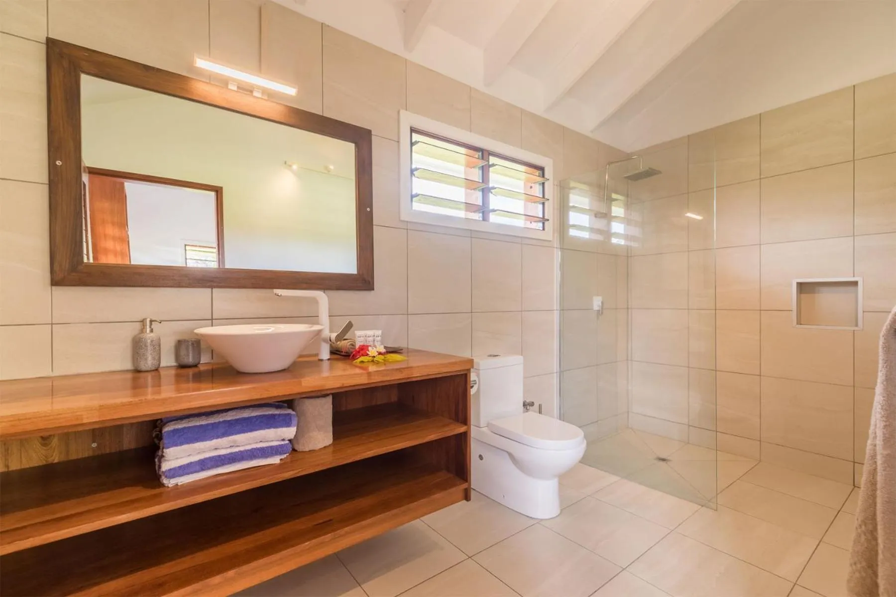 Shower in White Grass Ocean Resort & Spa