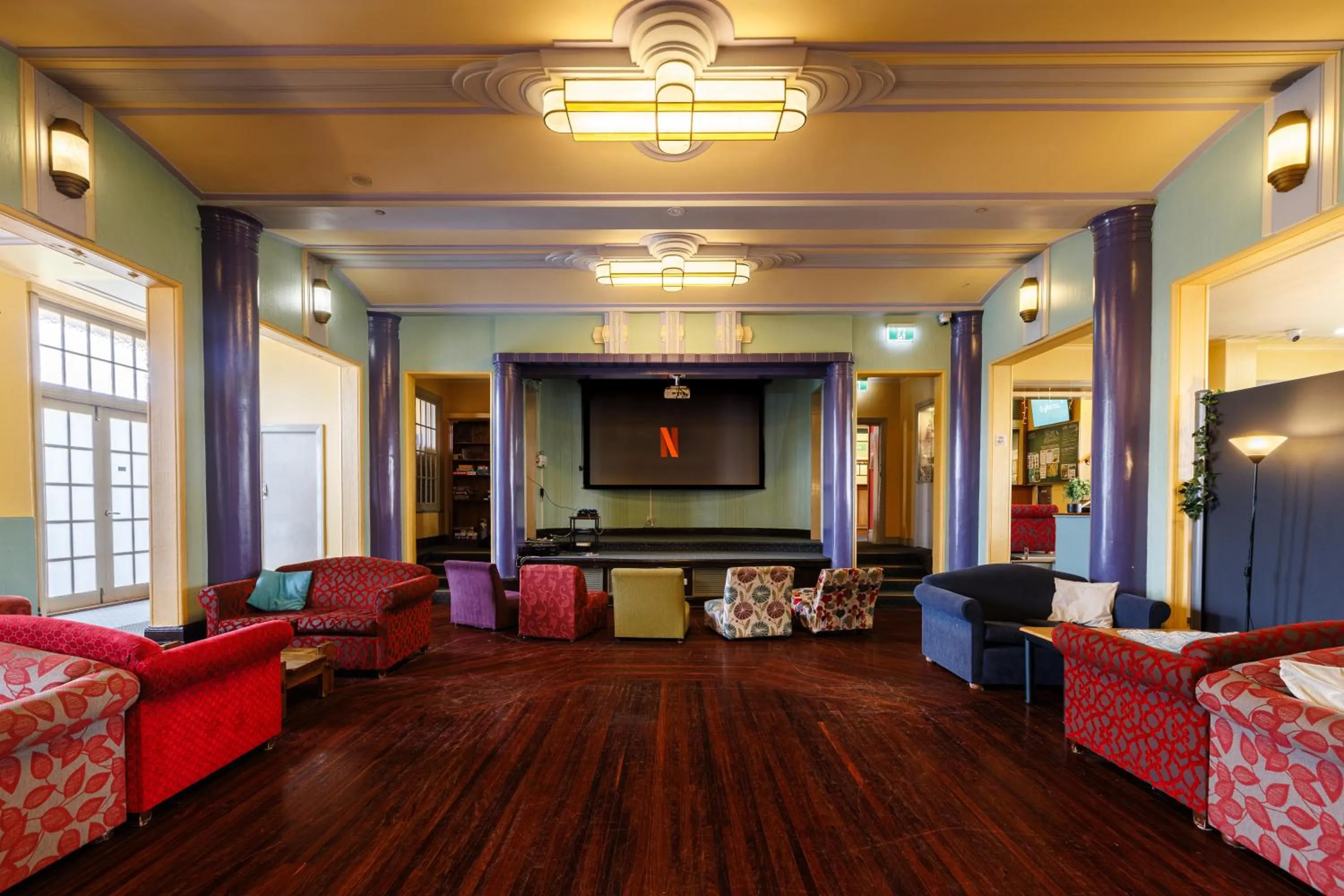 Communal lounge/ TV room in YHA Blue Mountains Katoomba