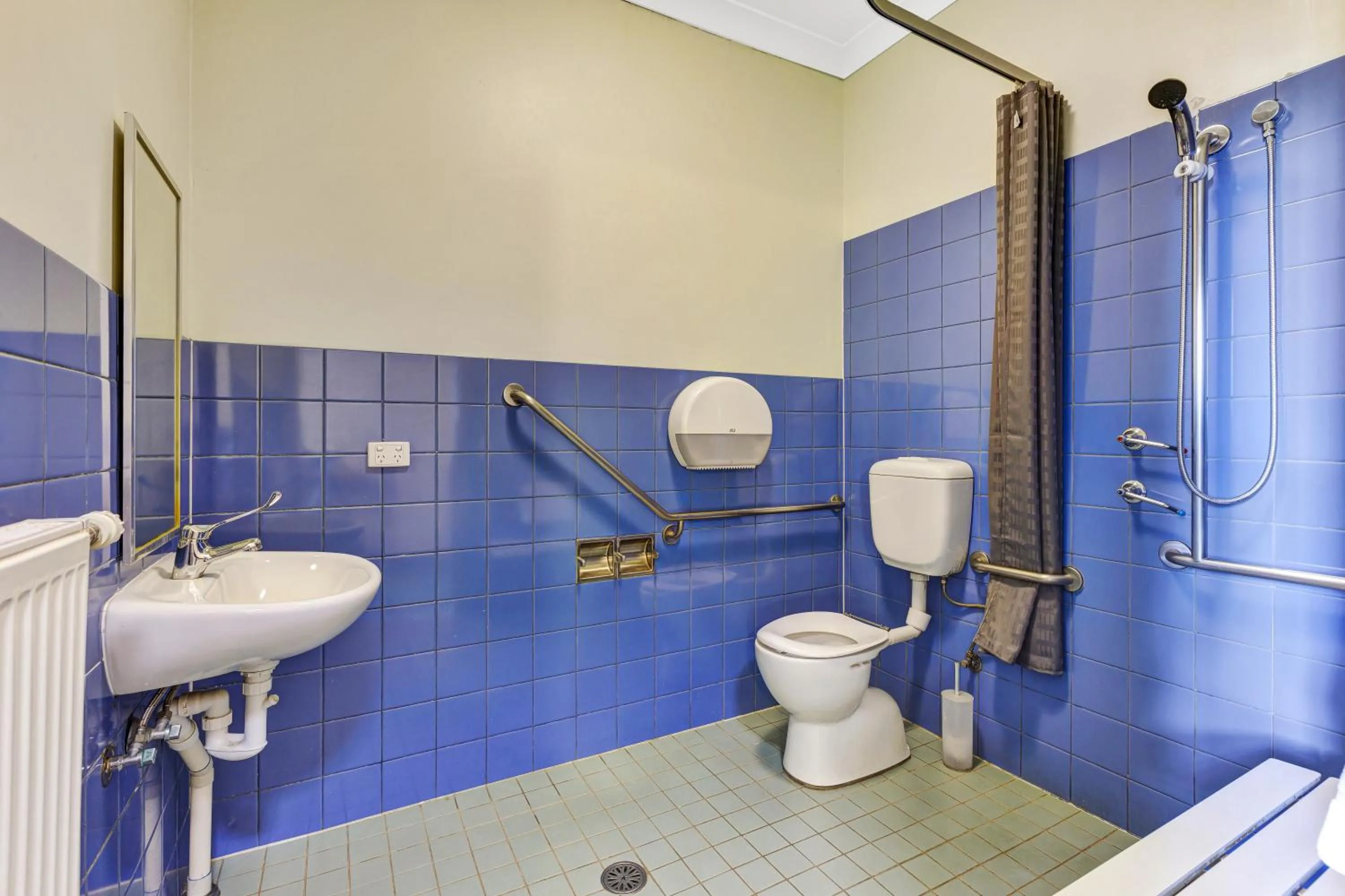 Bathroom in YHA Blue Mountains Katoomba