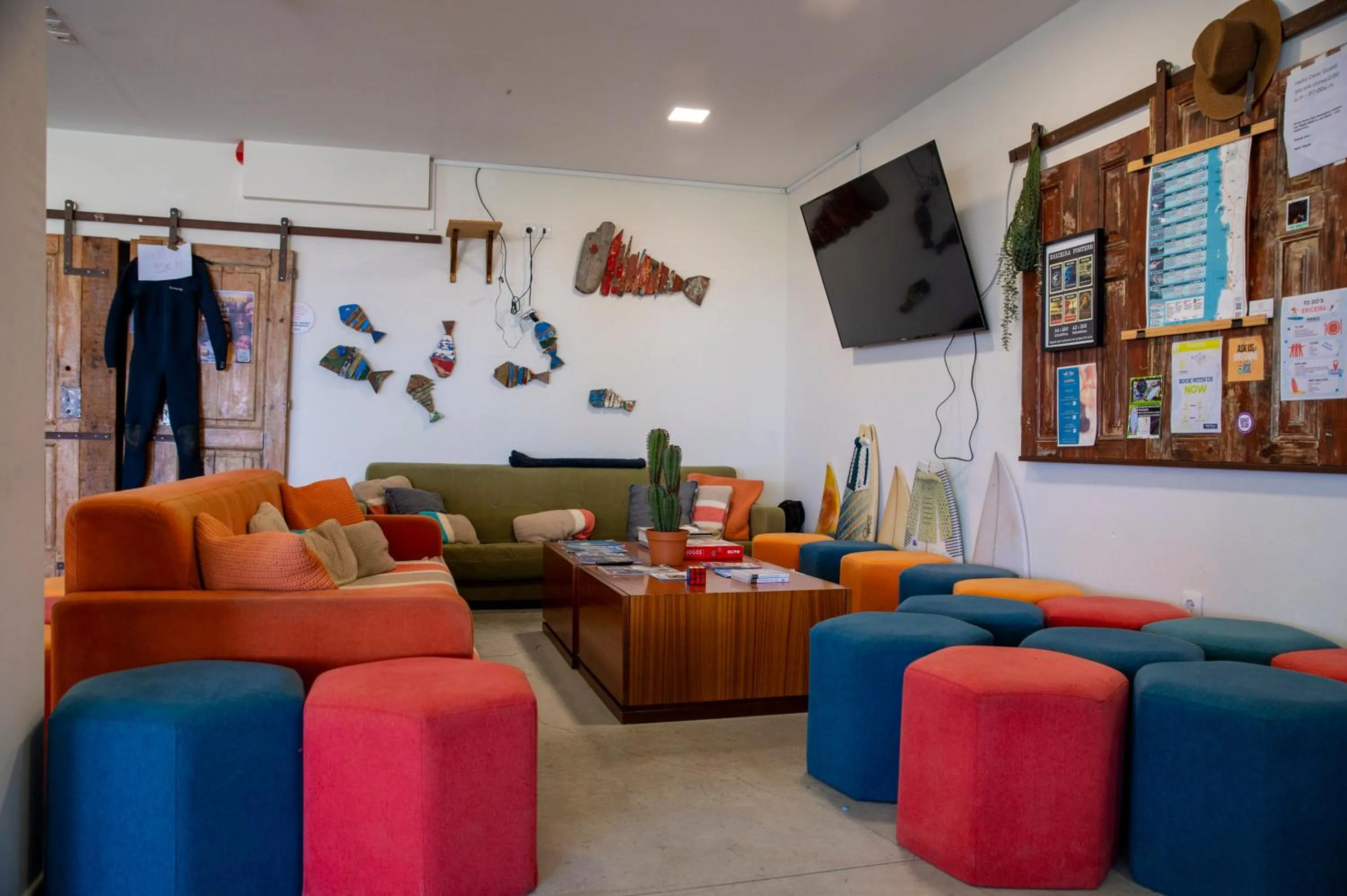 Communal lounge/ TV room in WOT Ericeira Surf Social