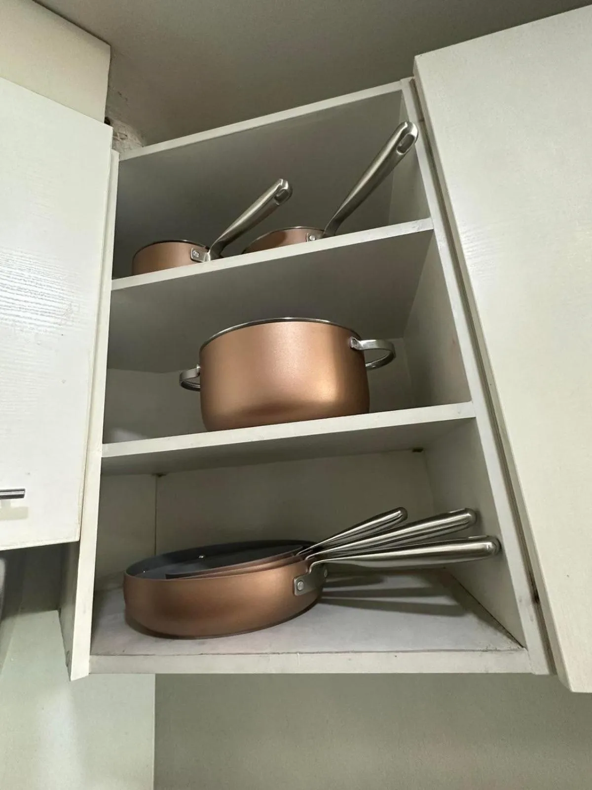 Kitchen or kitchenette in Suites de Marina Manila with Netflix