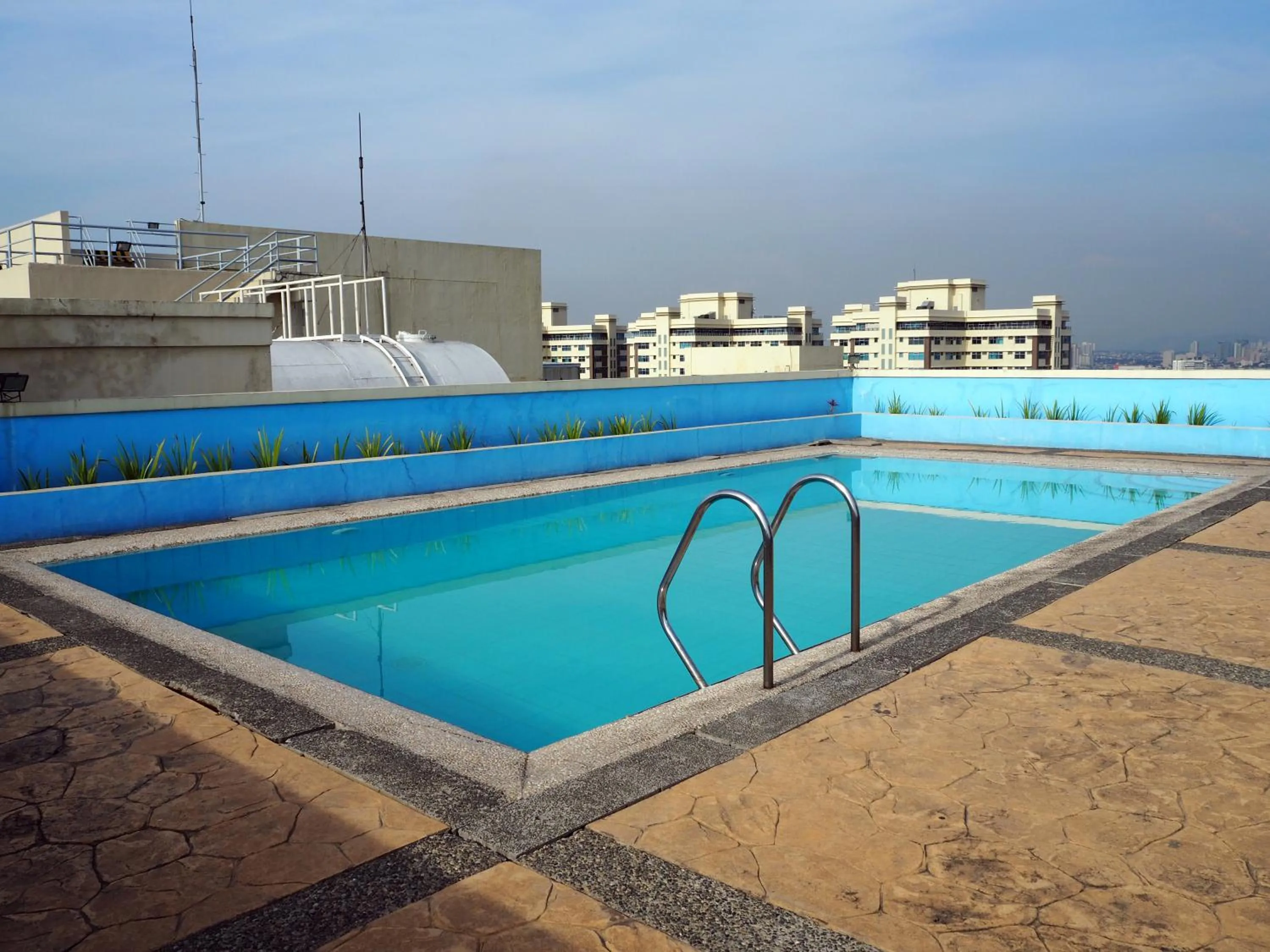 Swimming pool in Suites de Marina Manila with Netflix