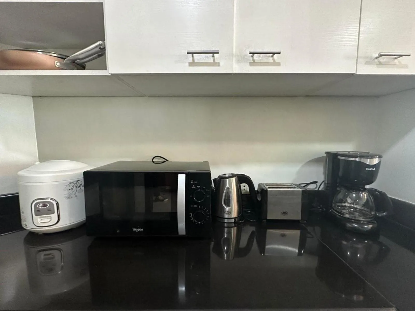 Kitchen or kitchenette in Suites de Marina Manila with Netflix