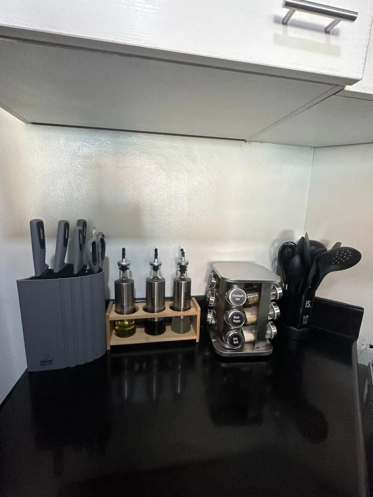 Kitchen or kitchenette in Suites de Marina Manila with Netflix