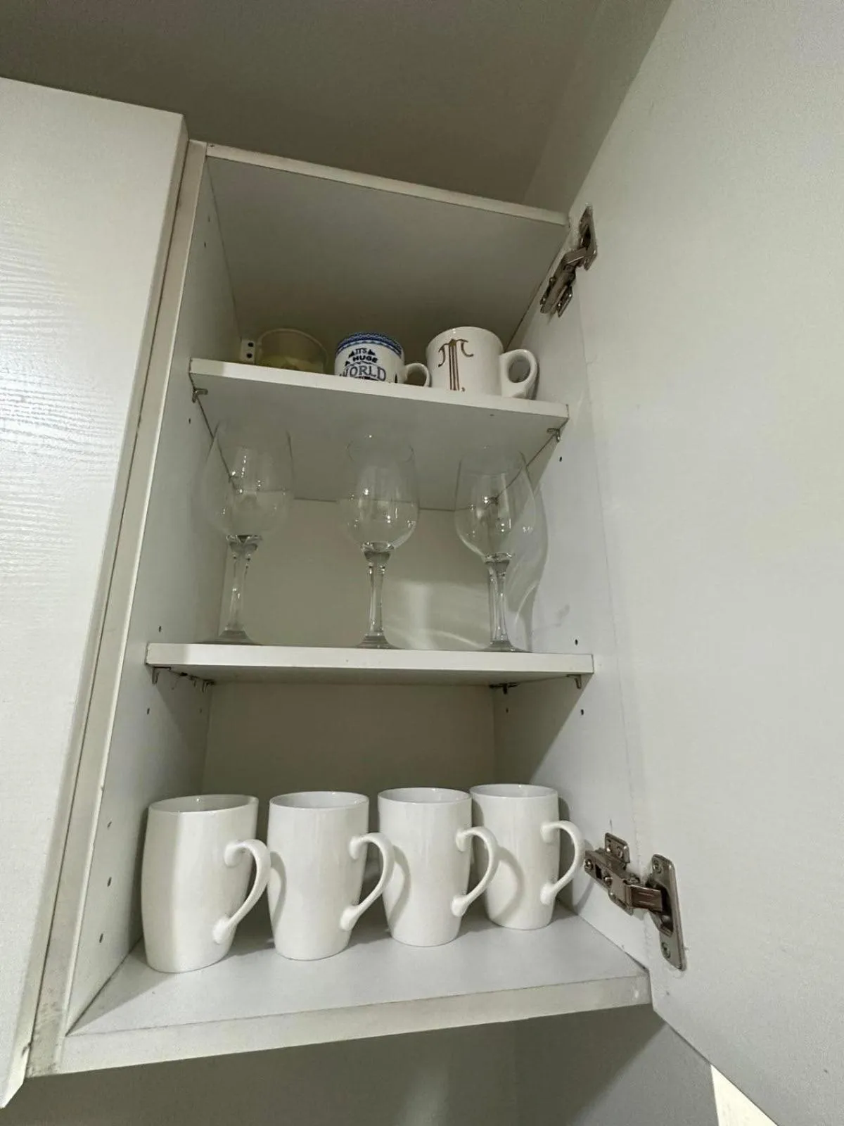 Kitchen or kitchenette in Suites de Marina Manila with Netflix