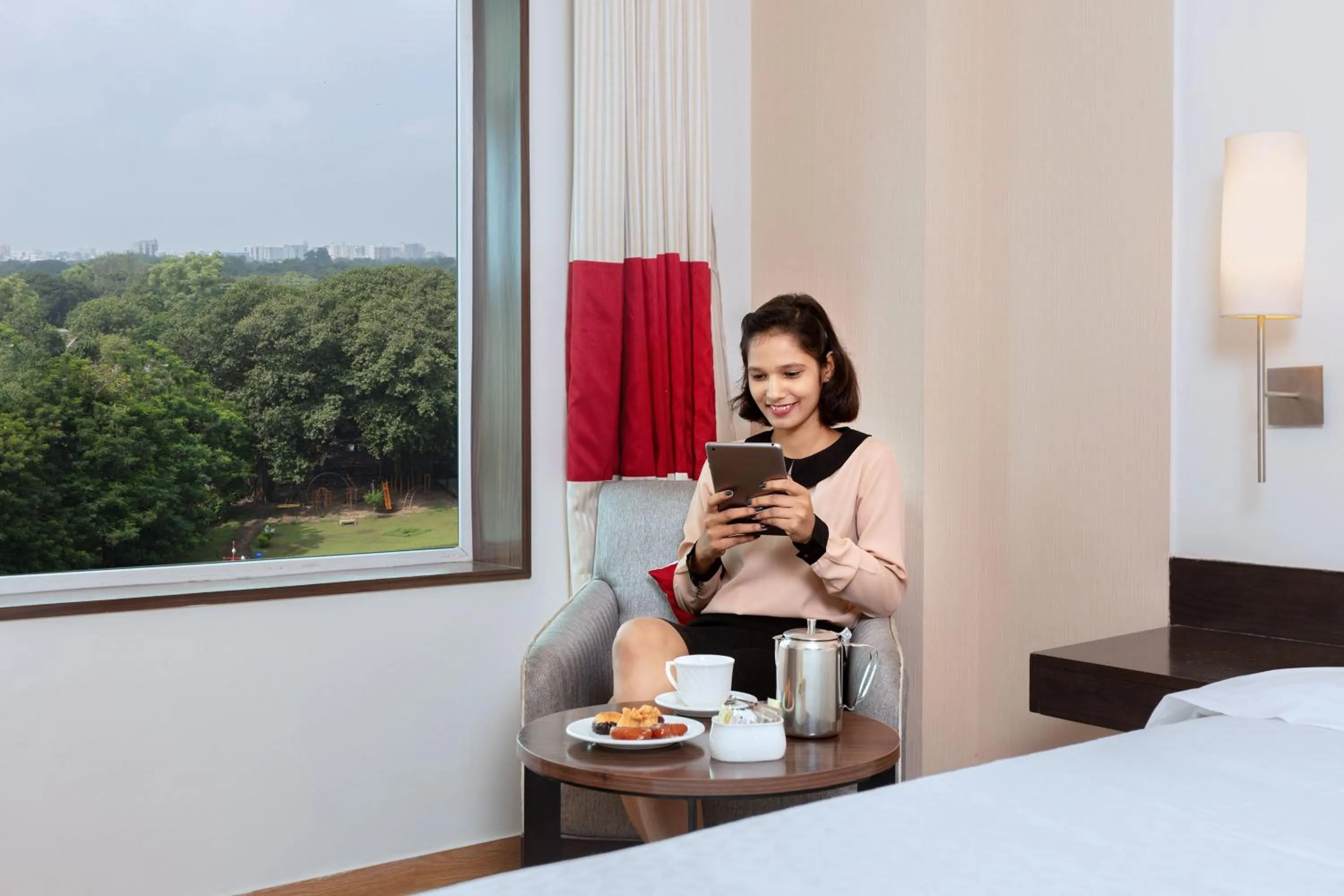 Photo of the whole room, Bed in Four Points by Sheraton Vadodara