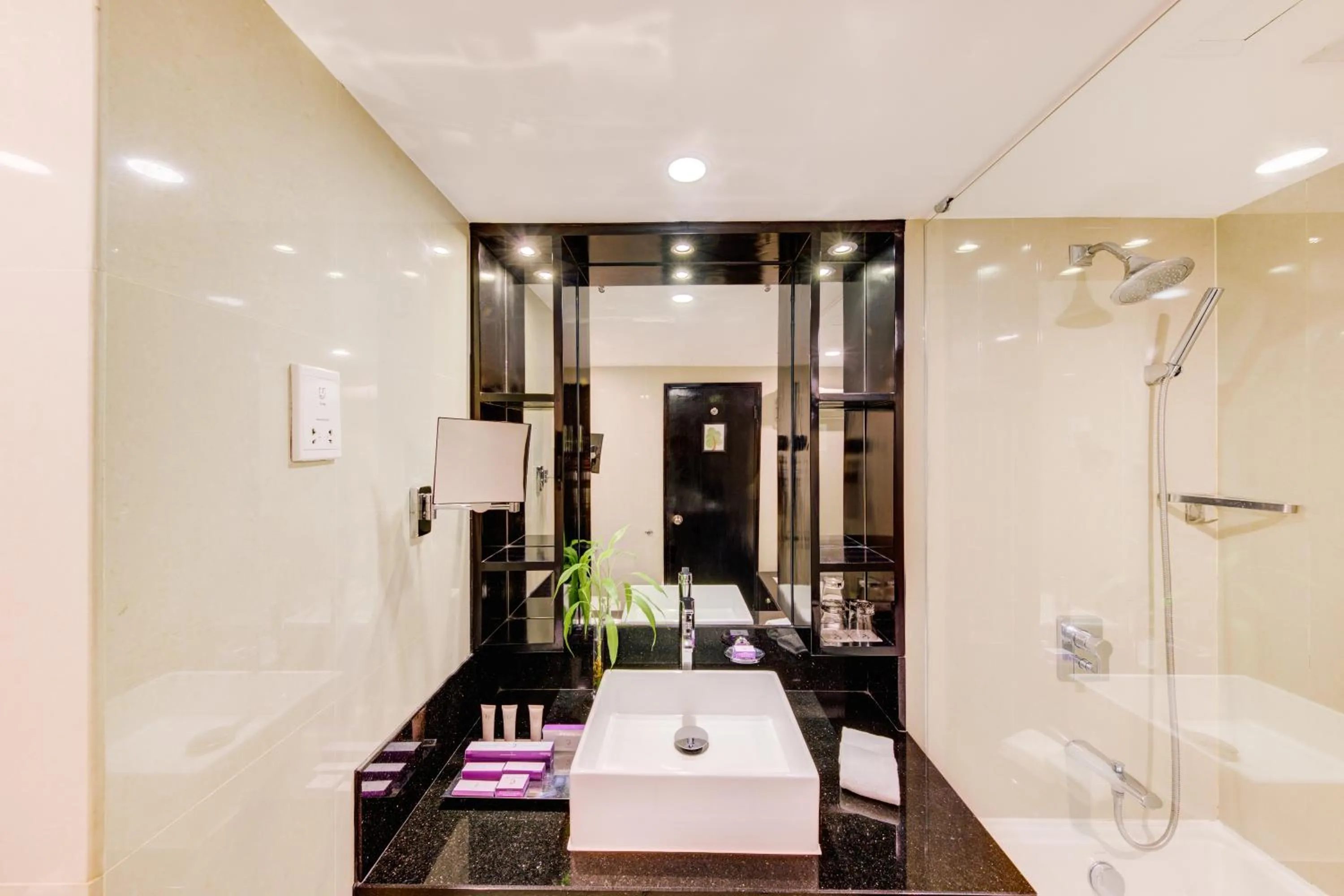 Shower in Cinnamon Lakeside