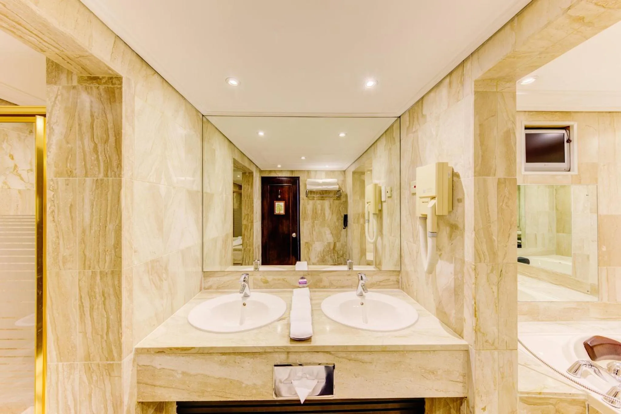 Bathroom in Cinnamon Lakeside