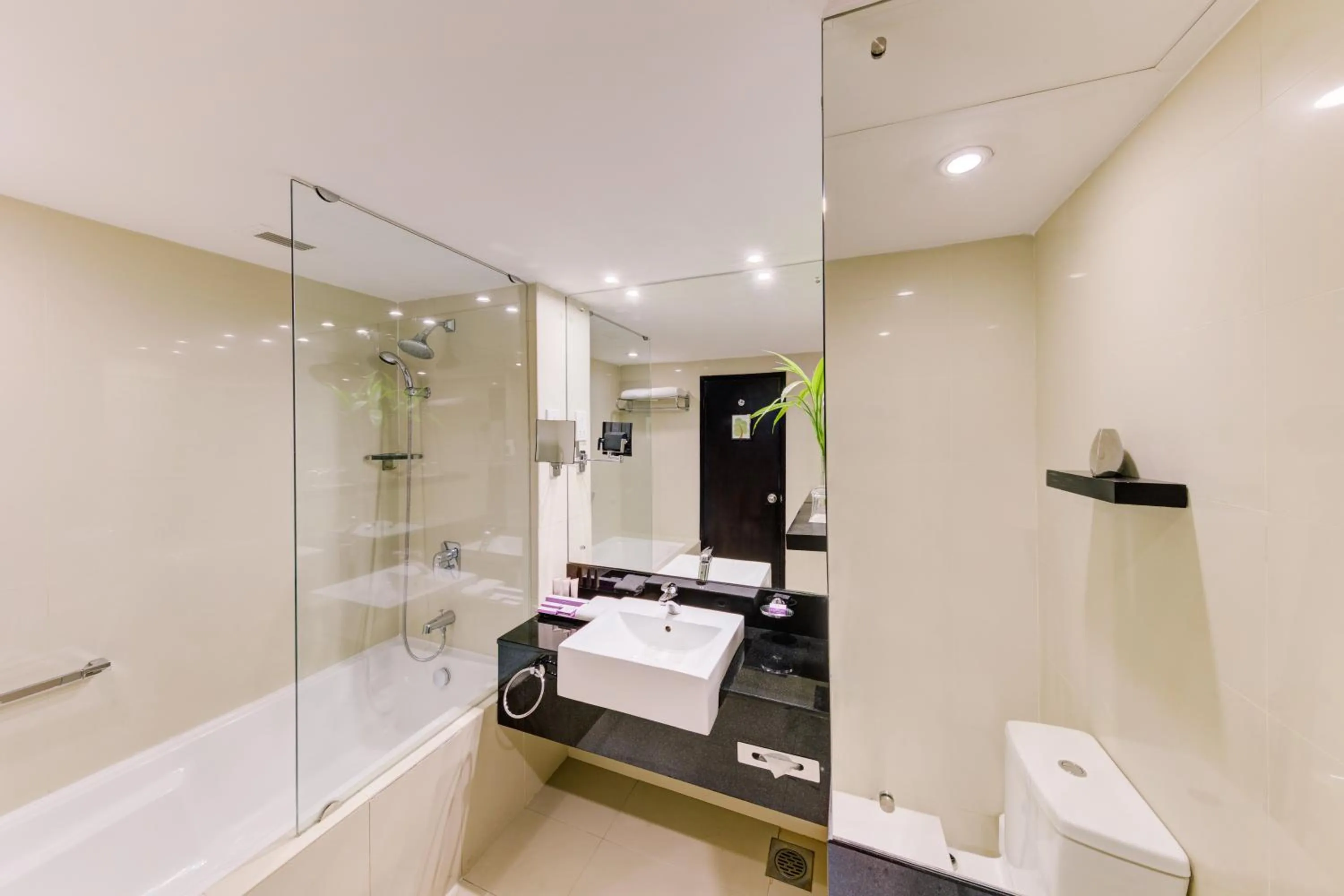 Shower in Cinnamon Lakeside