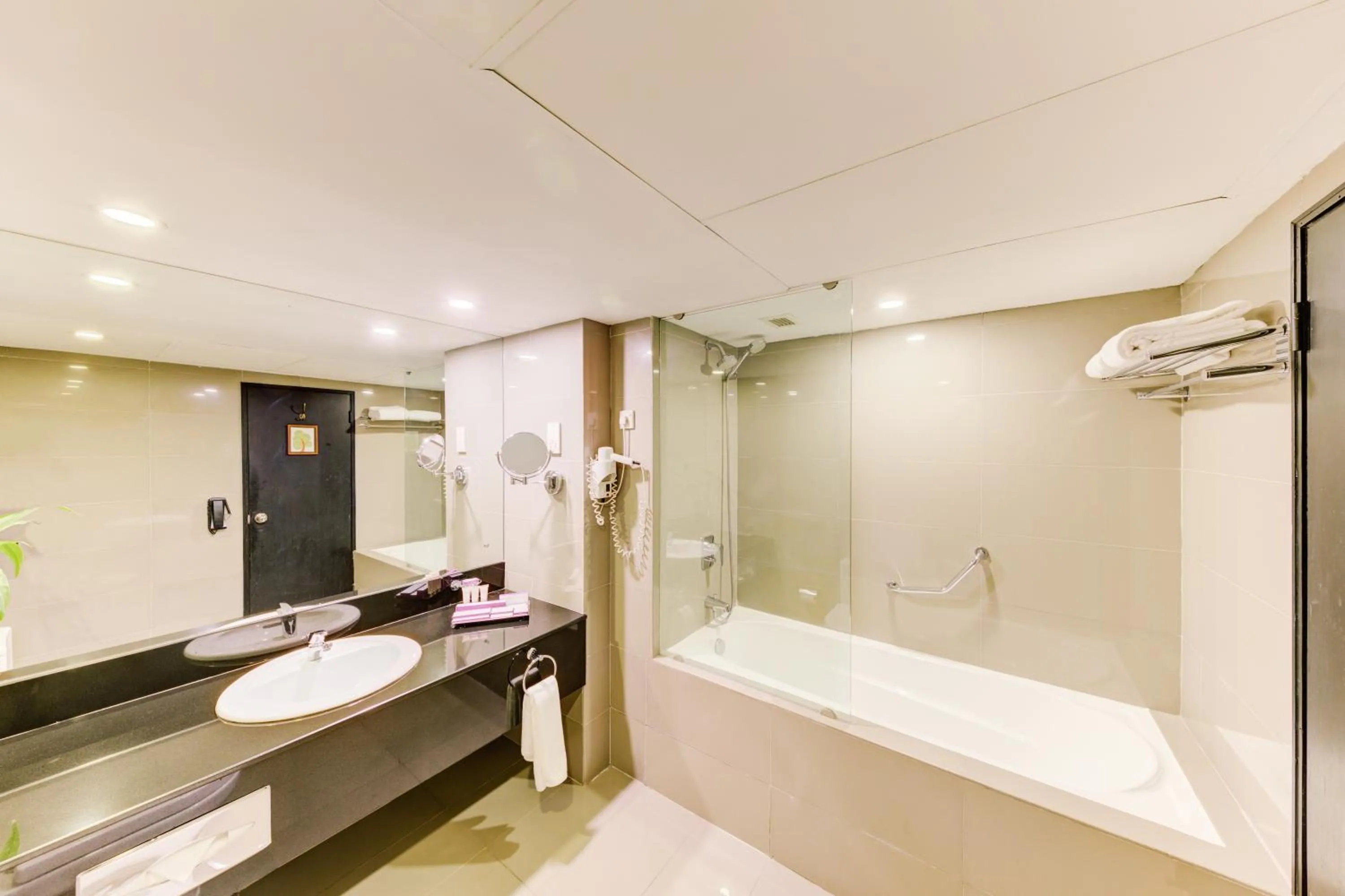 Shower in Cinnamon Lakeside