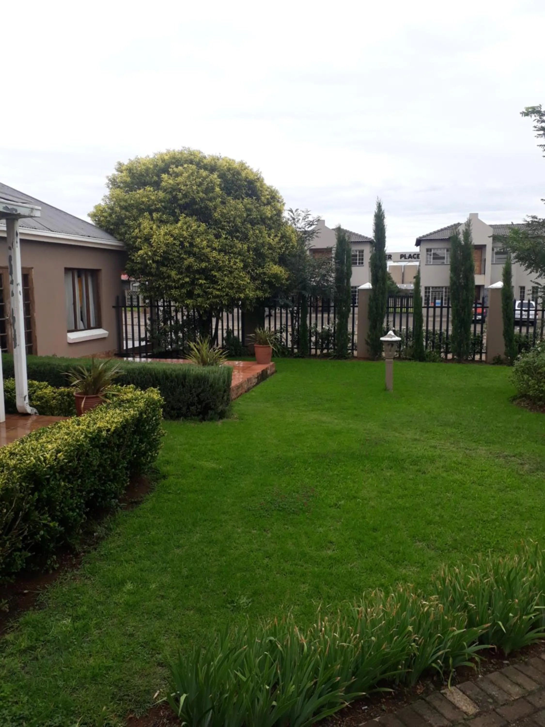 Garden view in Balfour Lodge