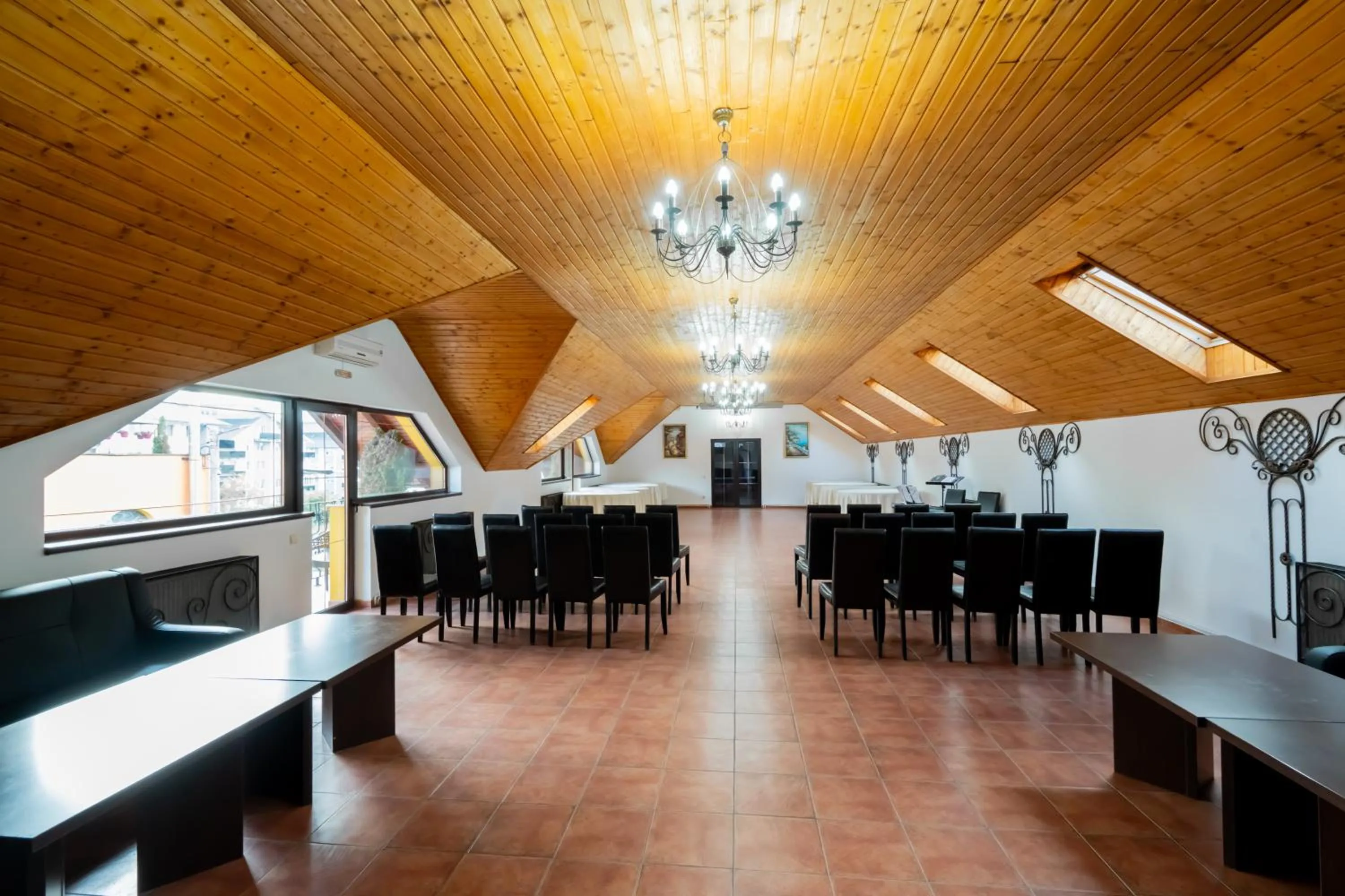 Business facilities in Complex Turistic Max International