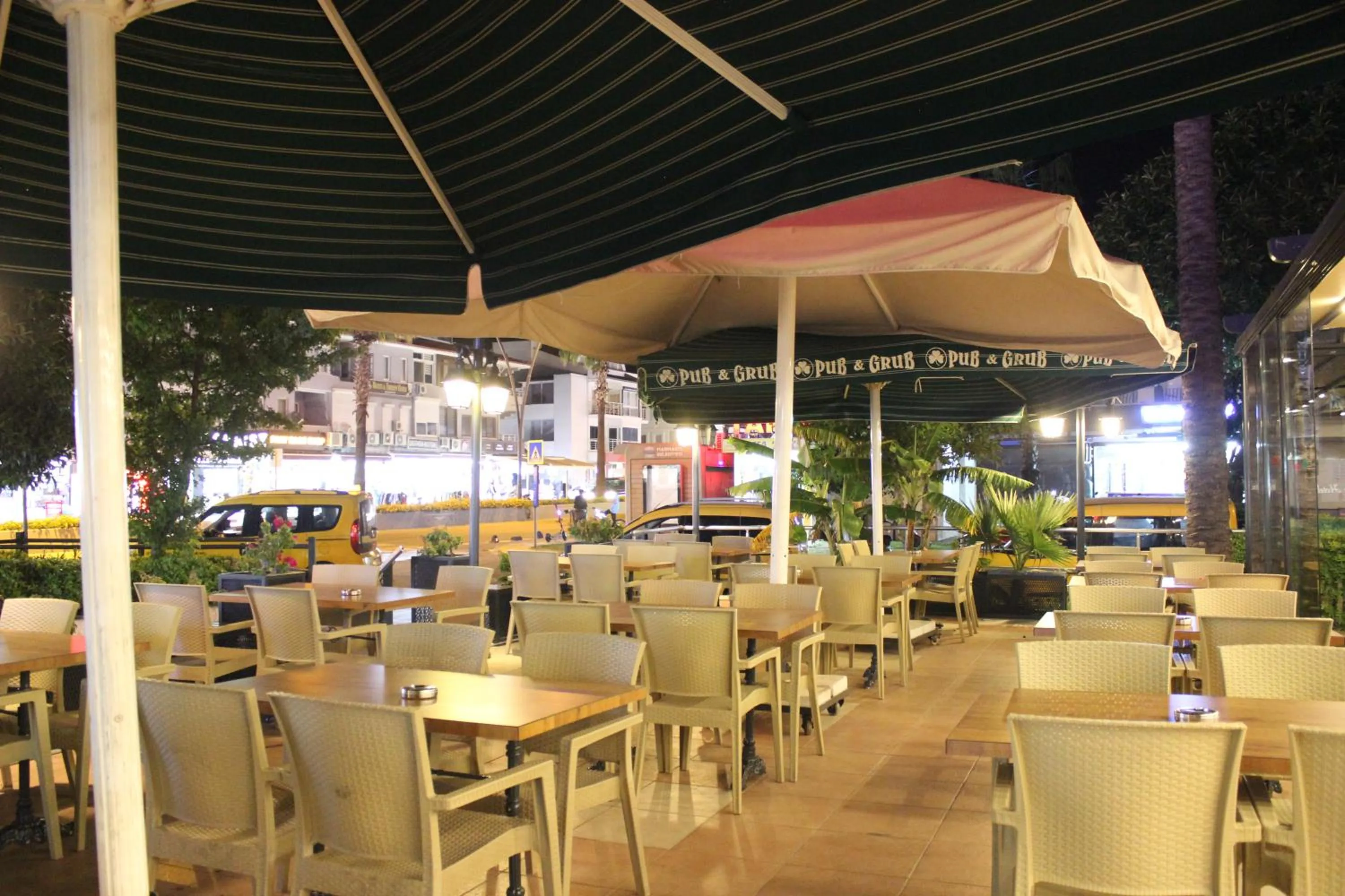 Restaurant/places to eat in CihanTürk Hotel