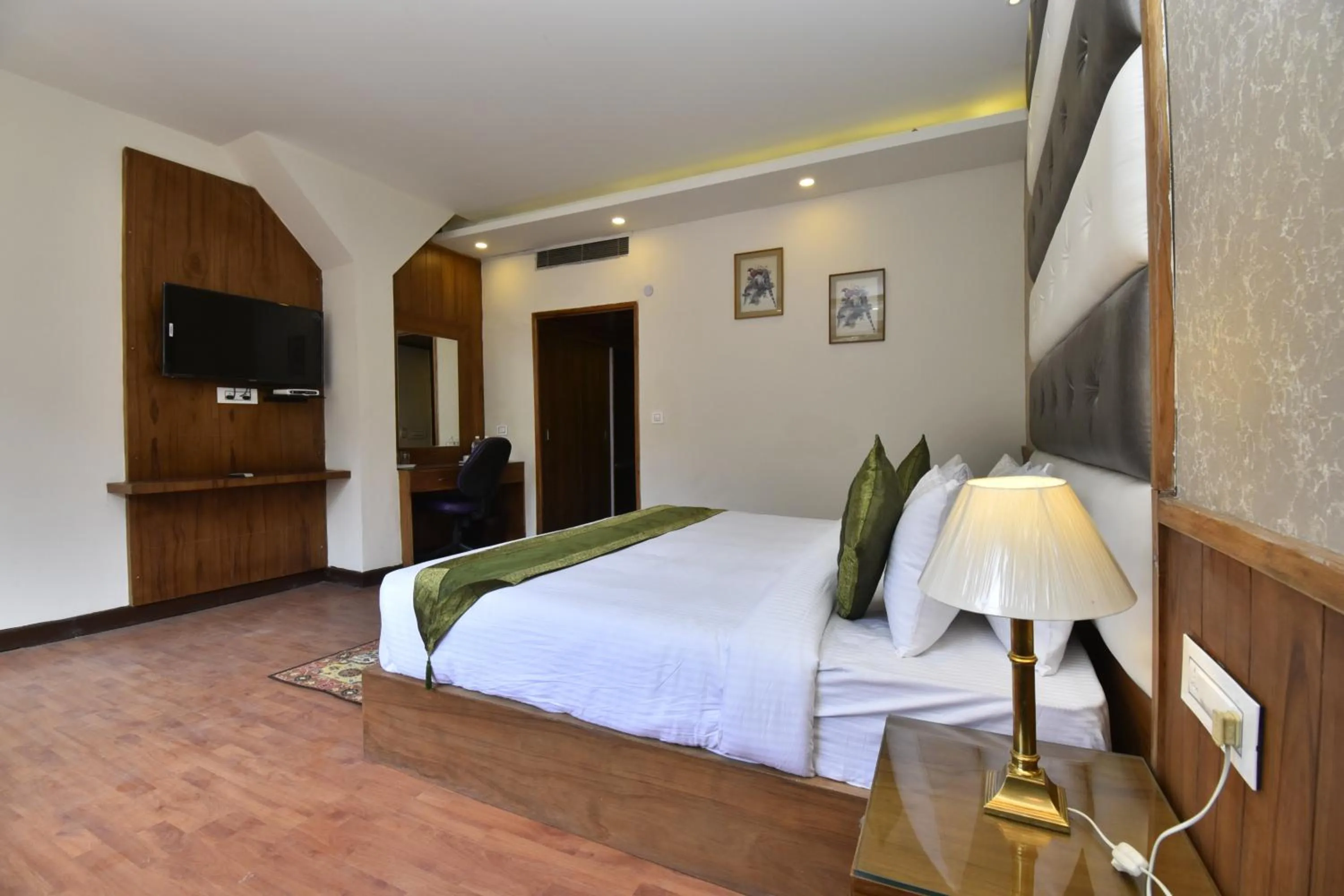 Other, Bed in Hotel Snowcrests Manor