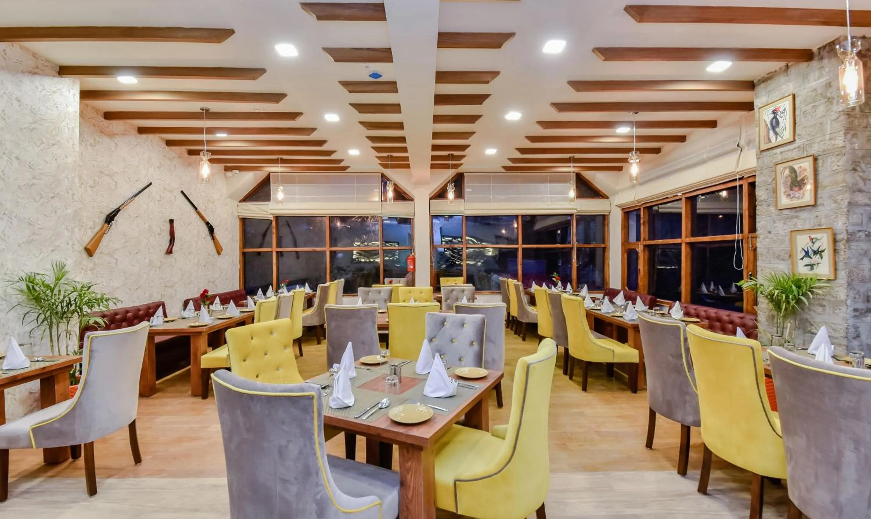 Restaurant/places to eat in Hotel Snowcrests Manor