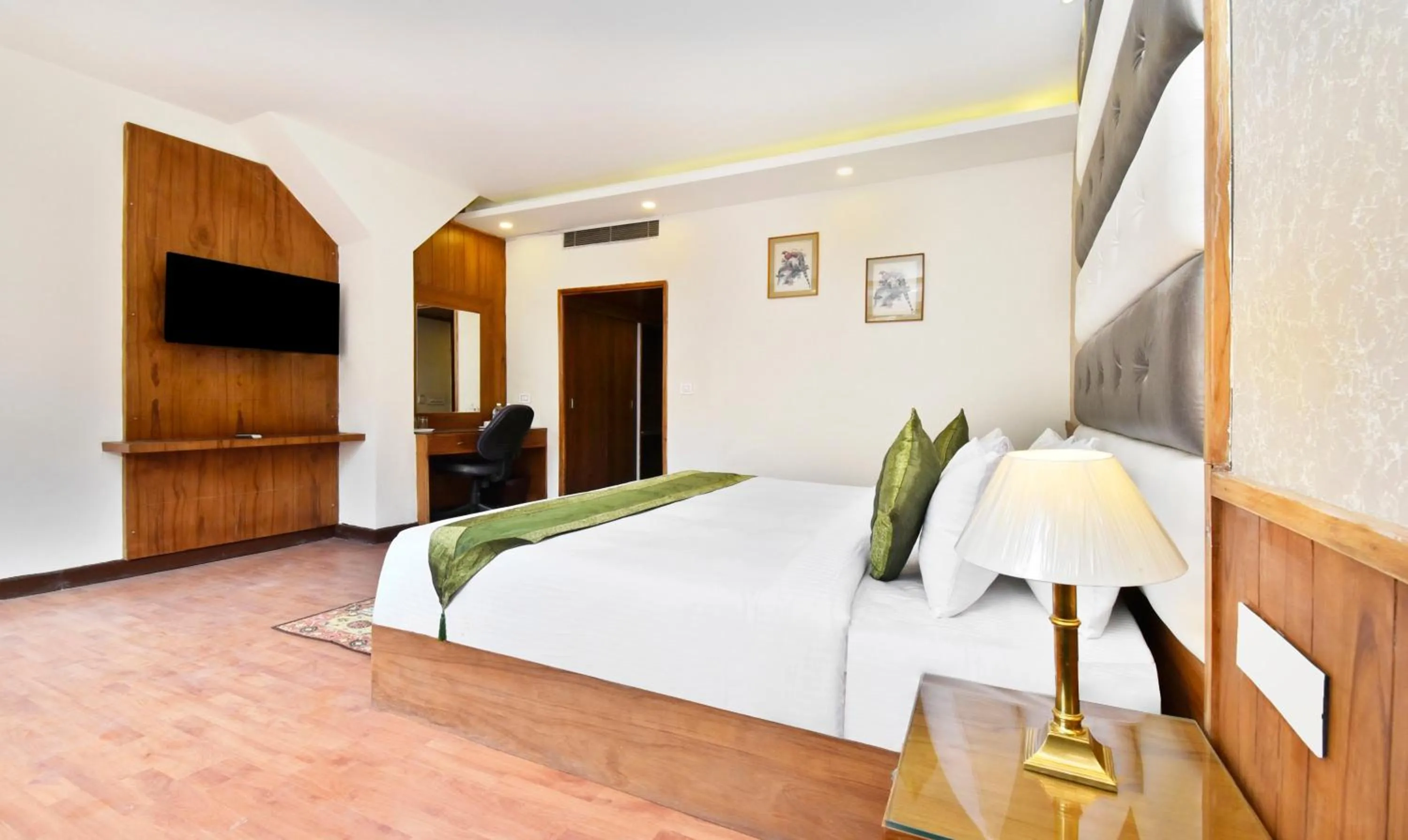 Photo of the whole room, Bed in Hotel Snowcrests Manor