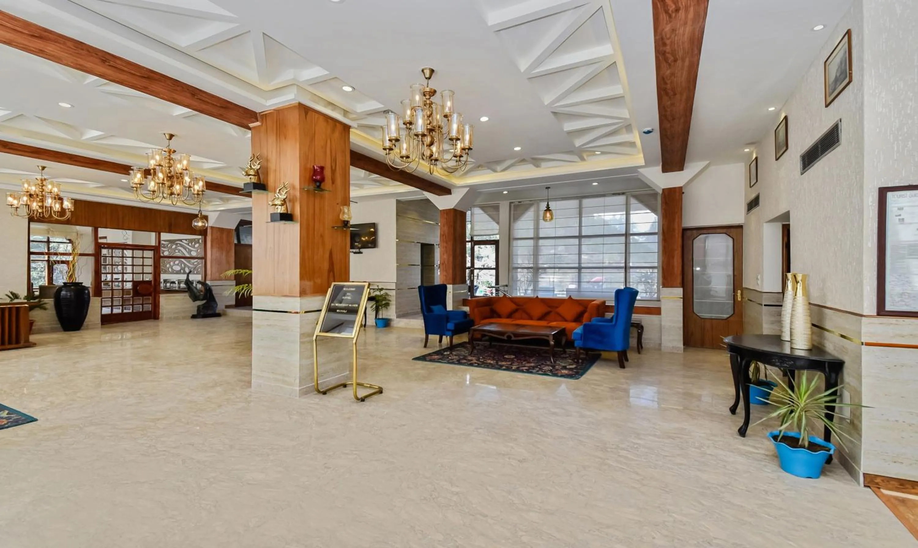 Lobby or reception in Hotel Snowcrests Manor