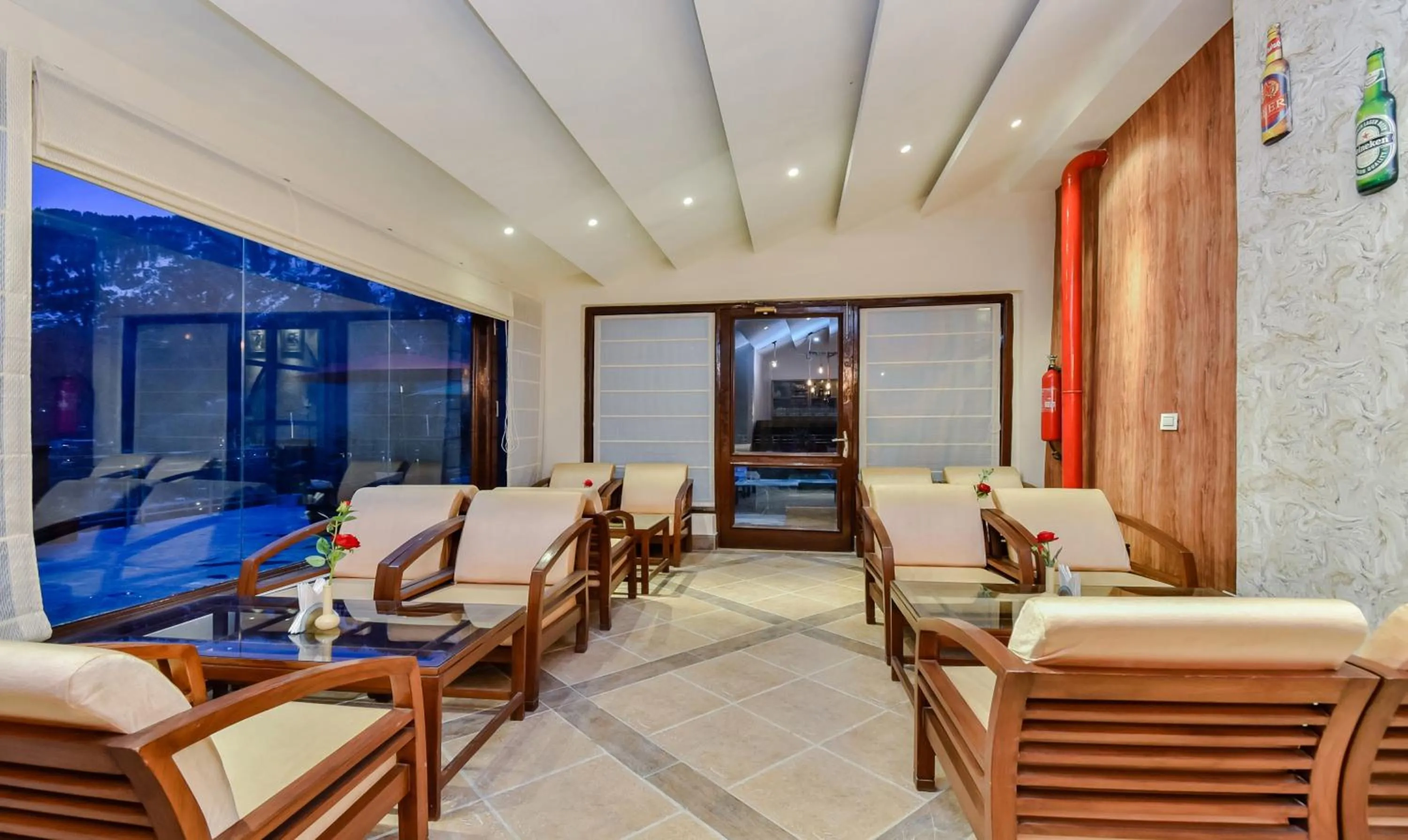 Lounge or bar in Hotel Snowcrests Manor