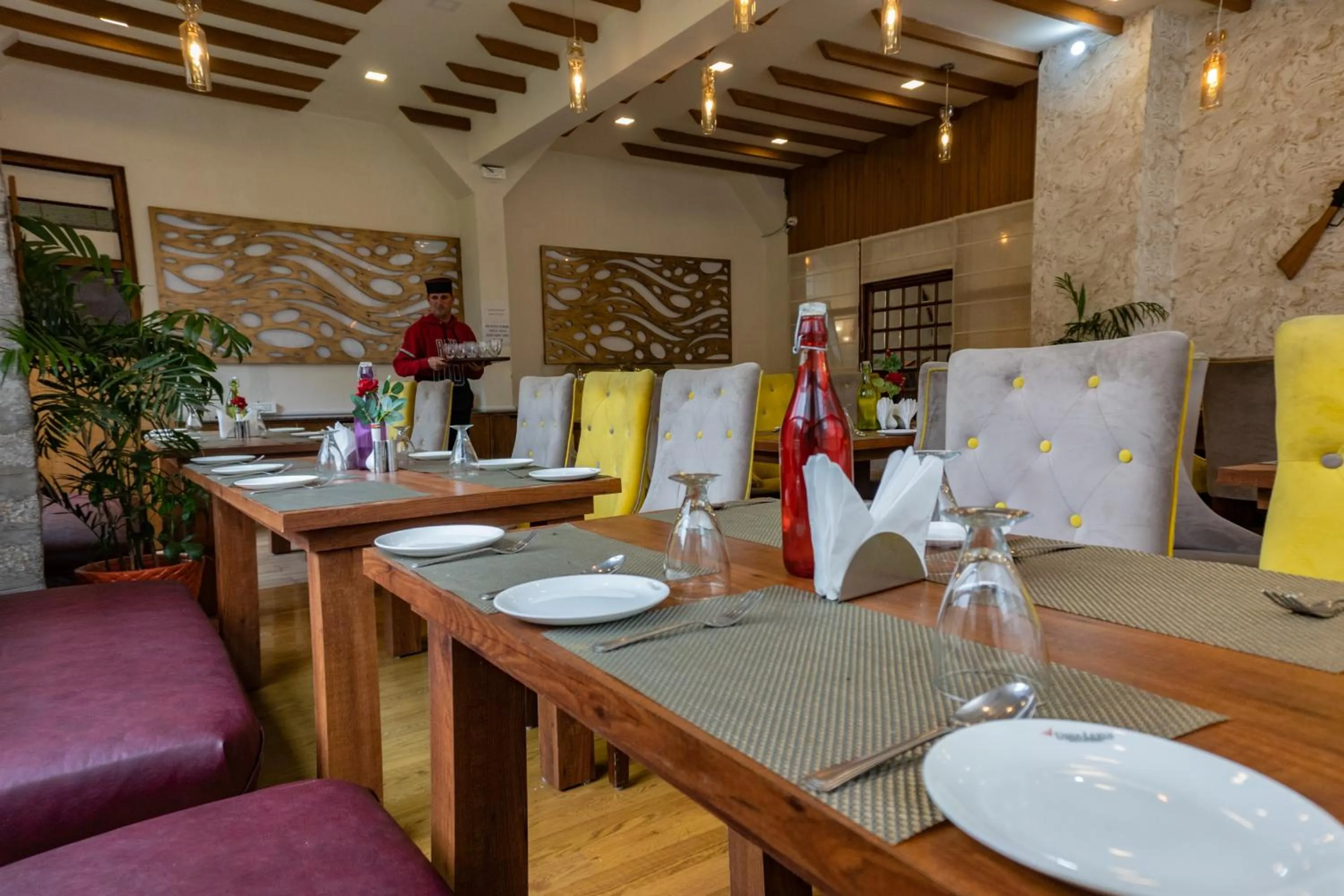 Dining area in Hotel Snowcrests Manor