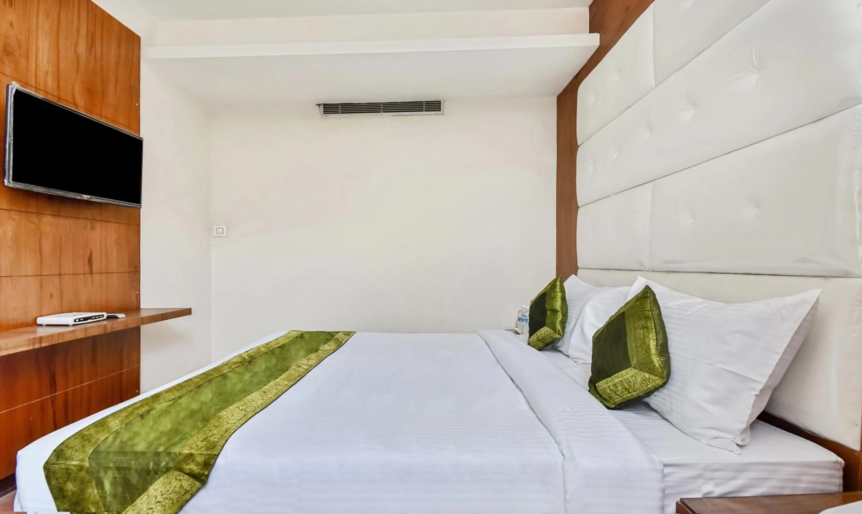 Photo of the whole room, Bed in Hotel Snowcrests Manor