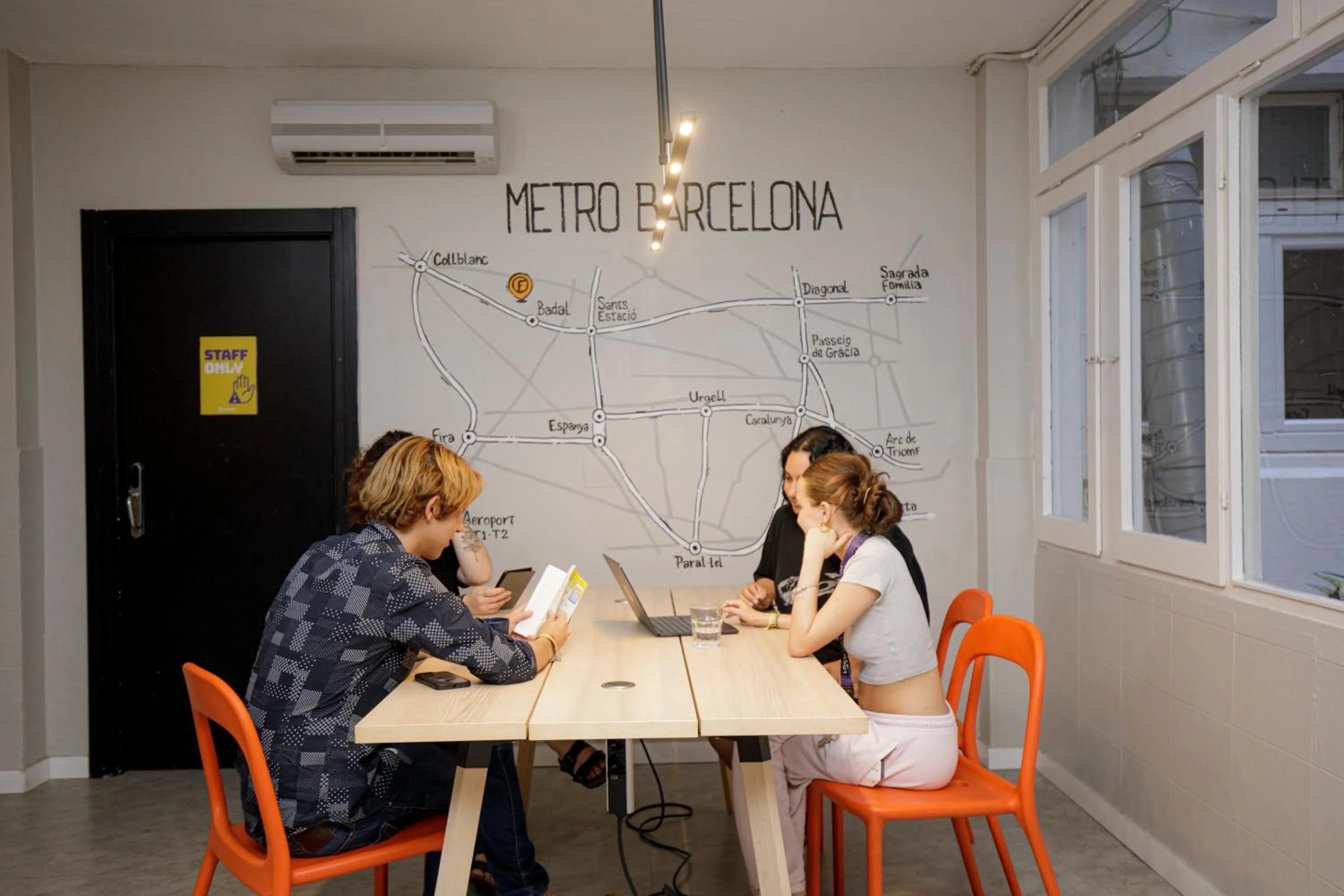 People in Onefam Les Corts