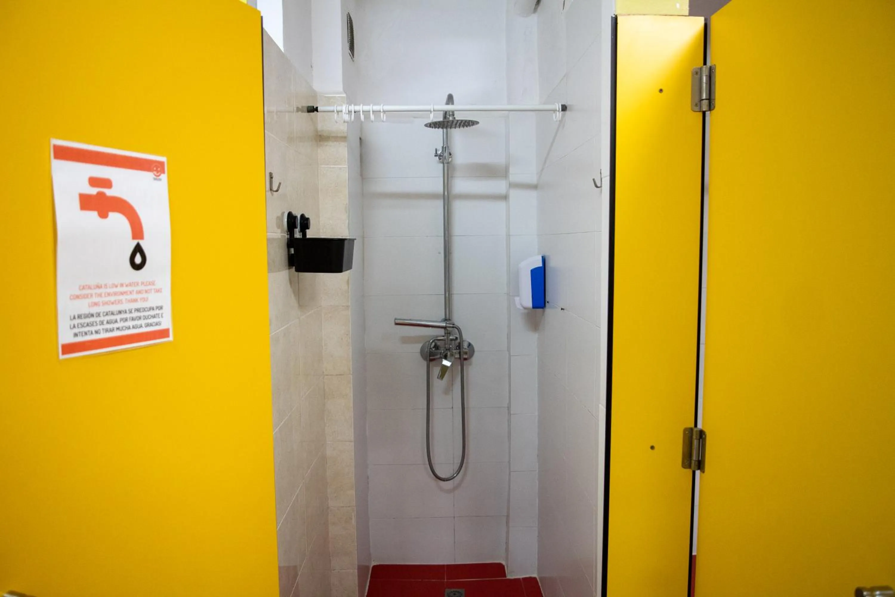 Shower in Onefam Les Corts