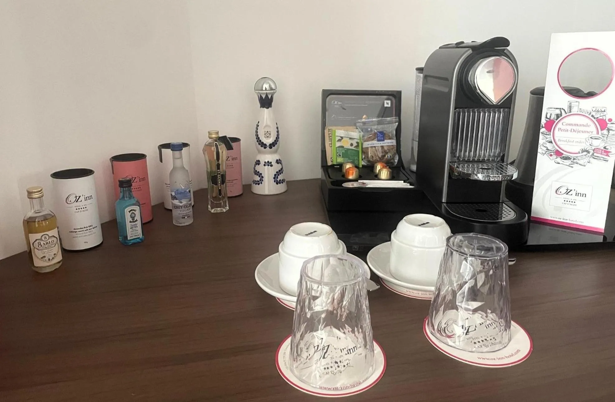 Coffee/tea facilities in Oz'Inn Hôtel & Spa