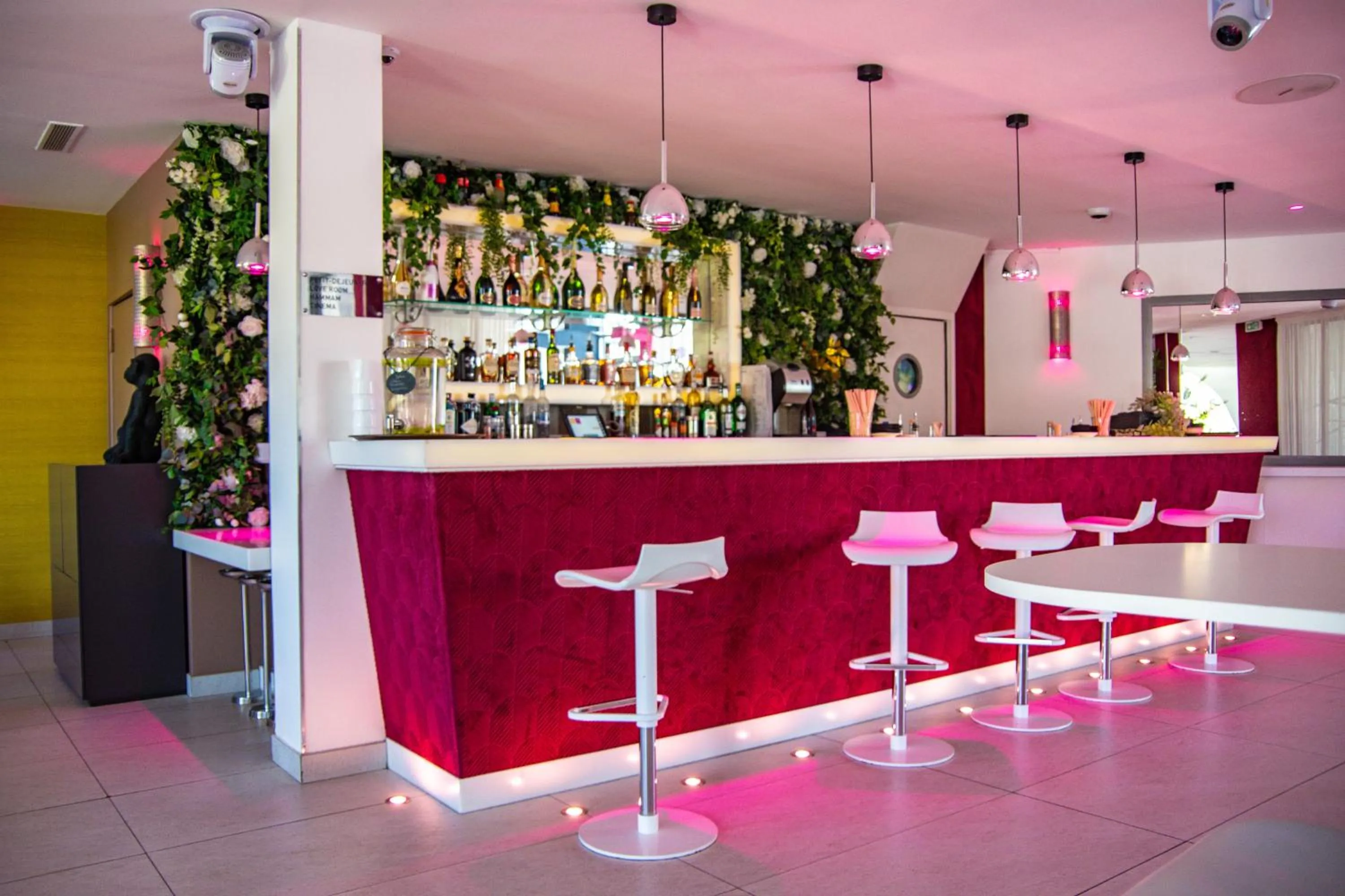 Lounge or bar in Oz'Inn Hôtel & Spa