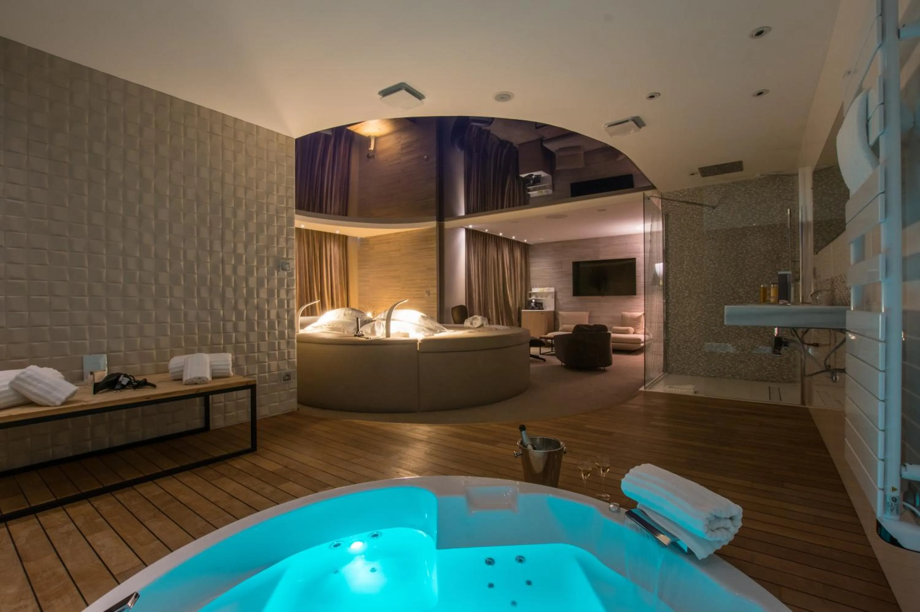 Photo of the whole room in Oz'Inn Hôtel & Spa