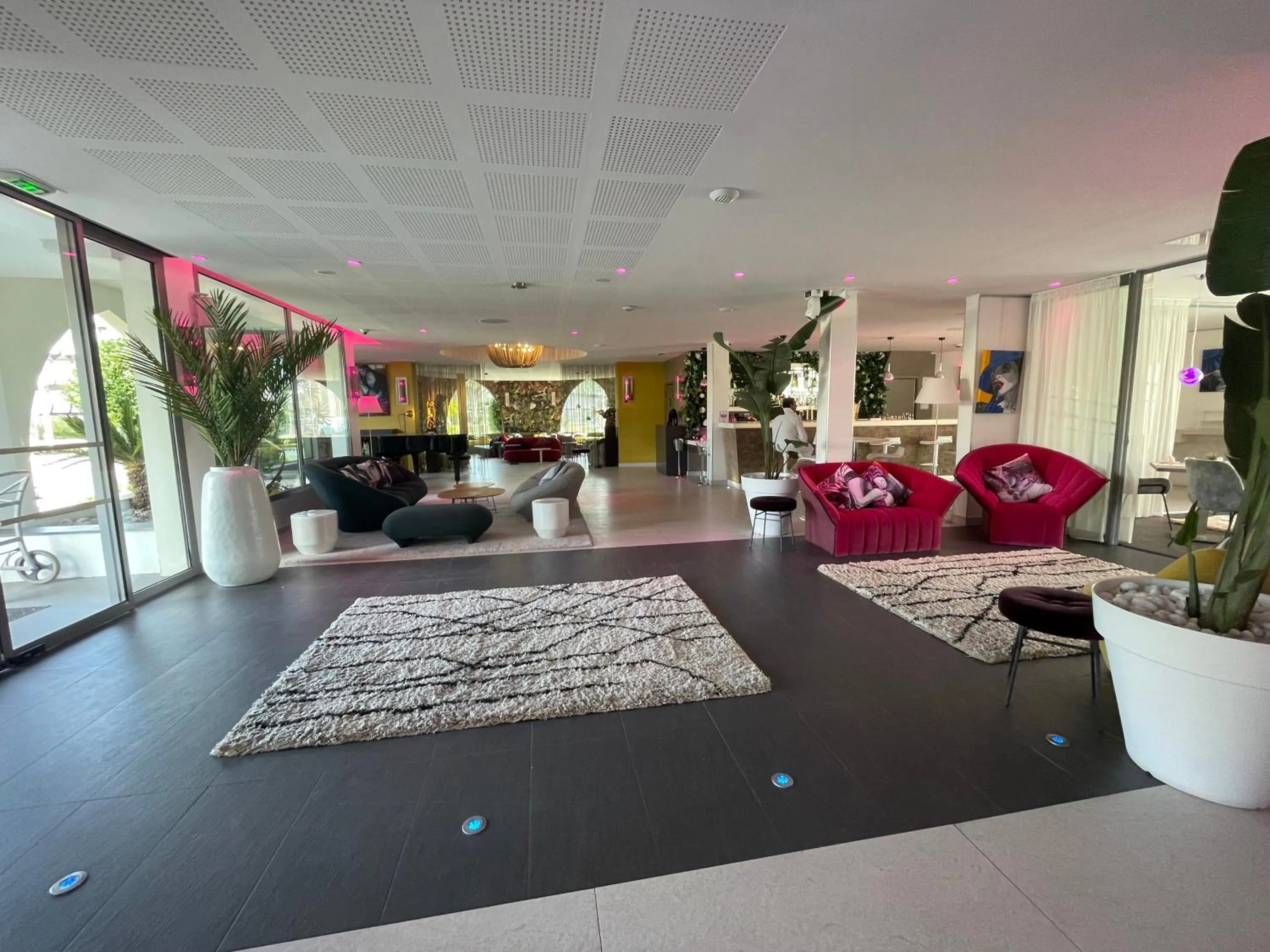 Property building in Oz'Inn Hôtel & Spa