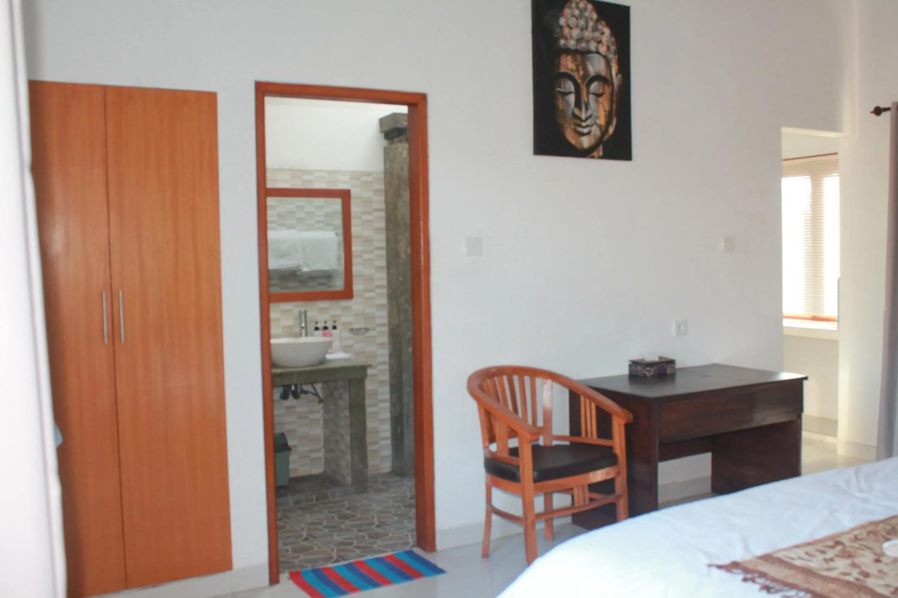 Seating area, Bed in Blue Royal Amed