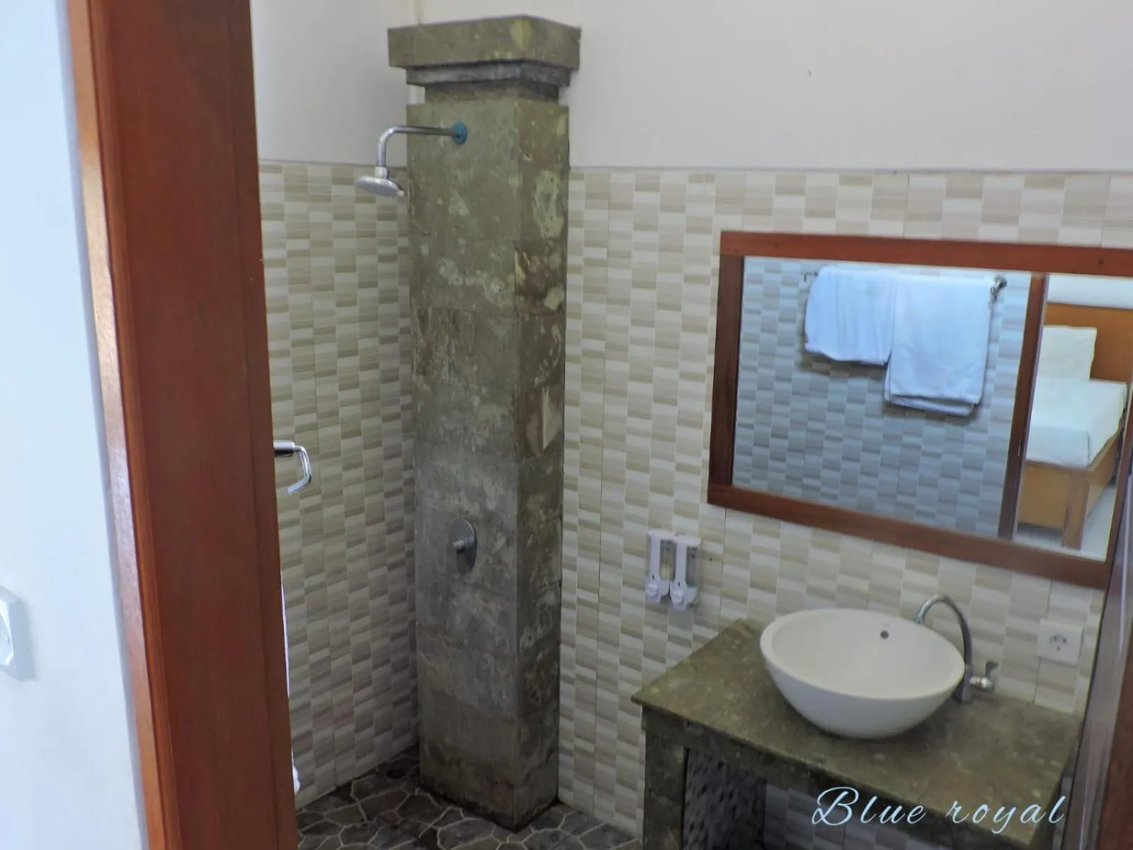 Shower in Blue Royal Amed