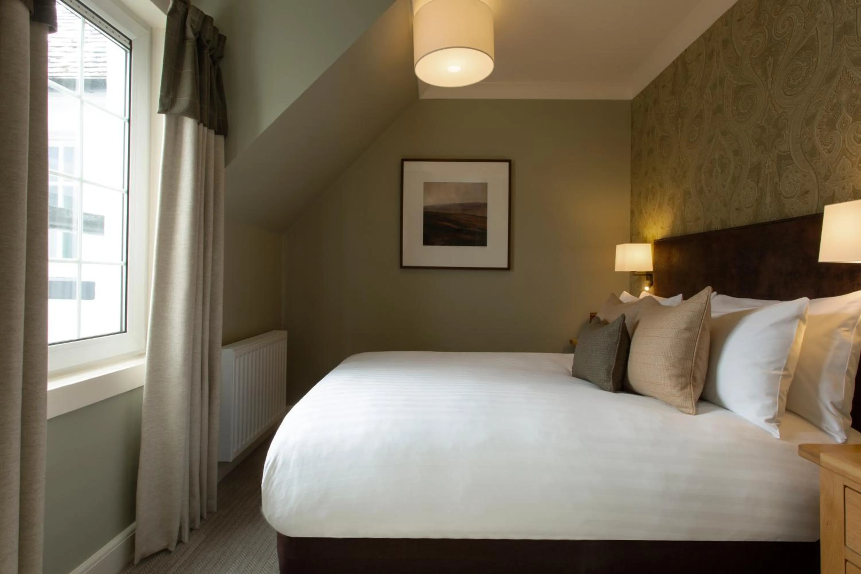 Bed in The Glencoe Inn