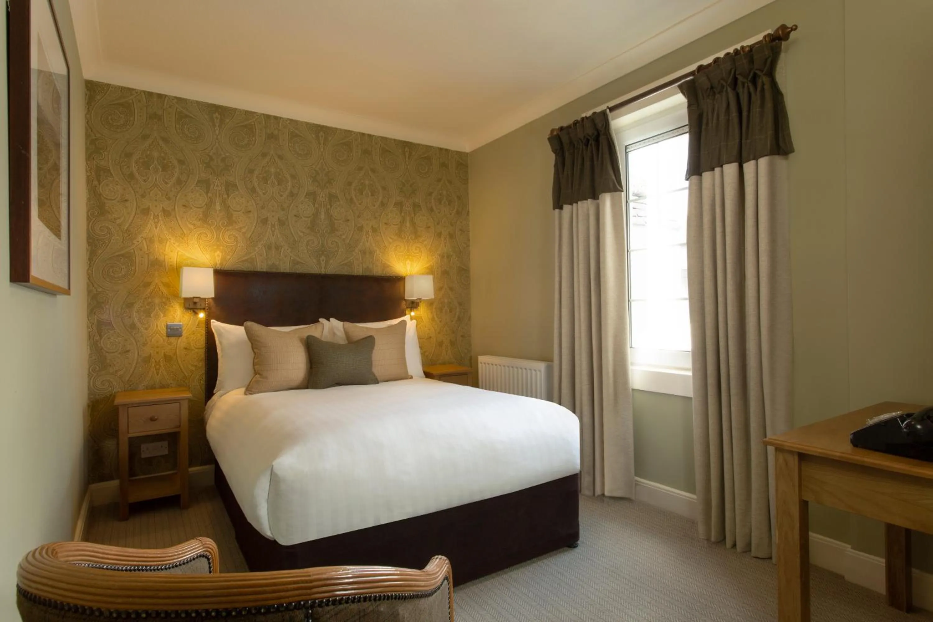 Bed in The Glencoe Inn