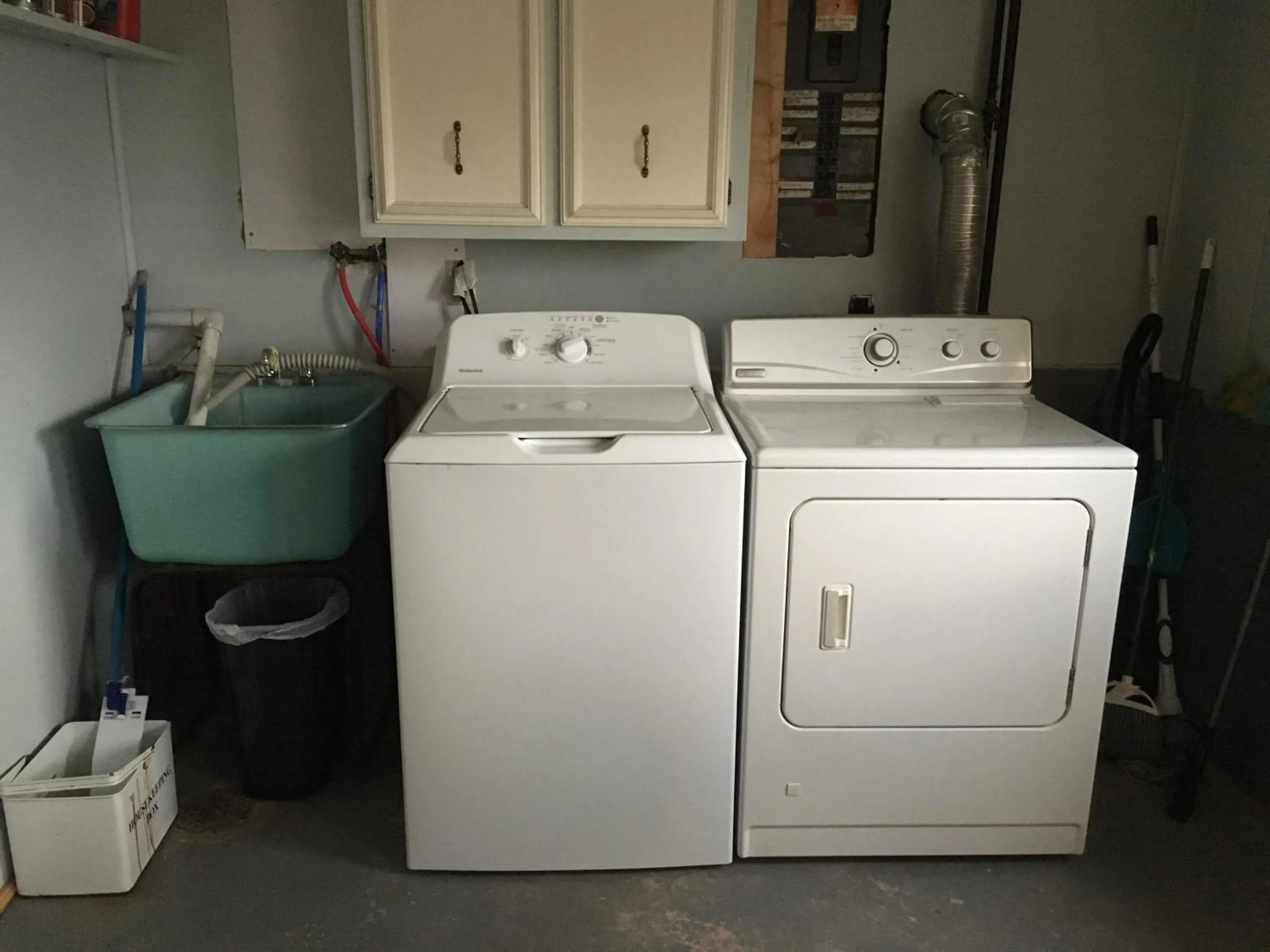 washing machine in The Paradise @ Lyncott