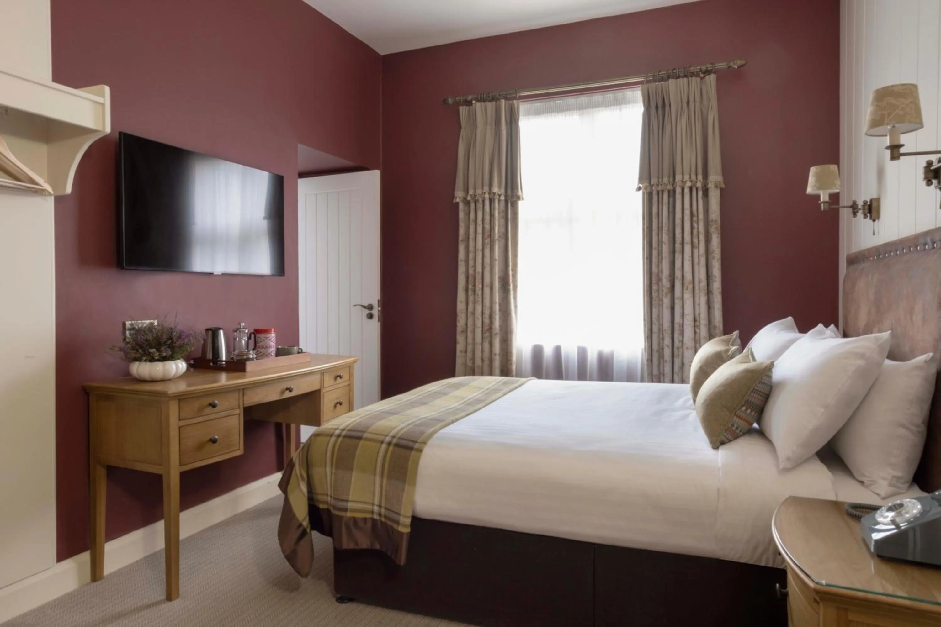 Bedroom, Bed in Balmoral Arms