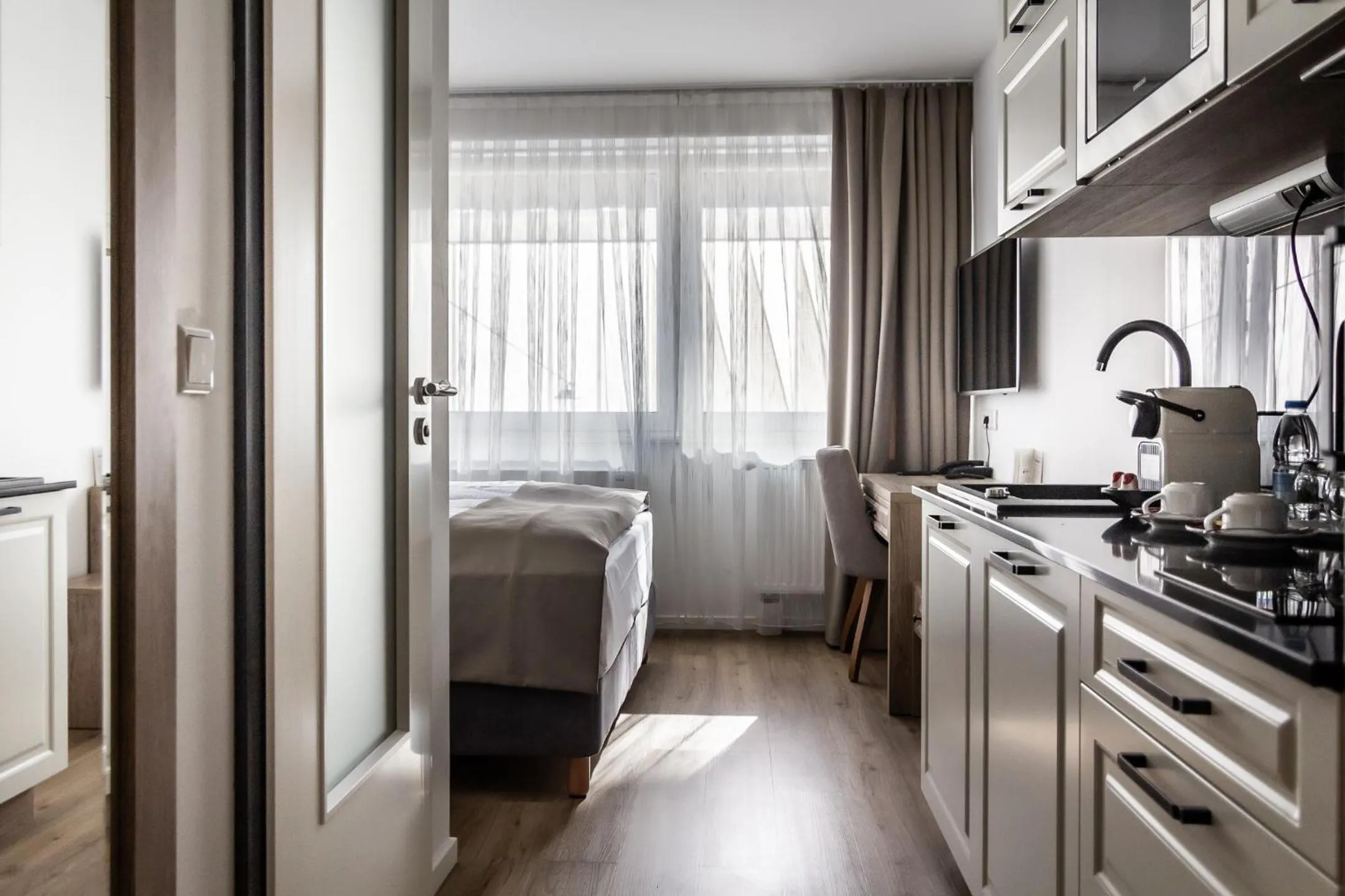 Kitchen or kitchenette, Bed in Sleep Inn Düsseldorf