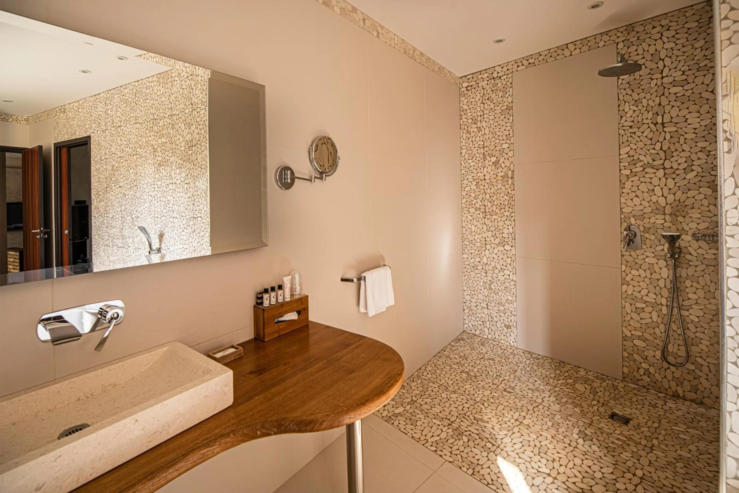 Shower in Château de la Falque, The Originals Relais