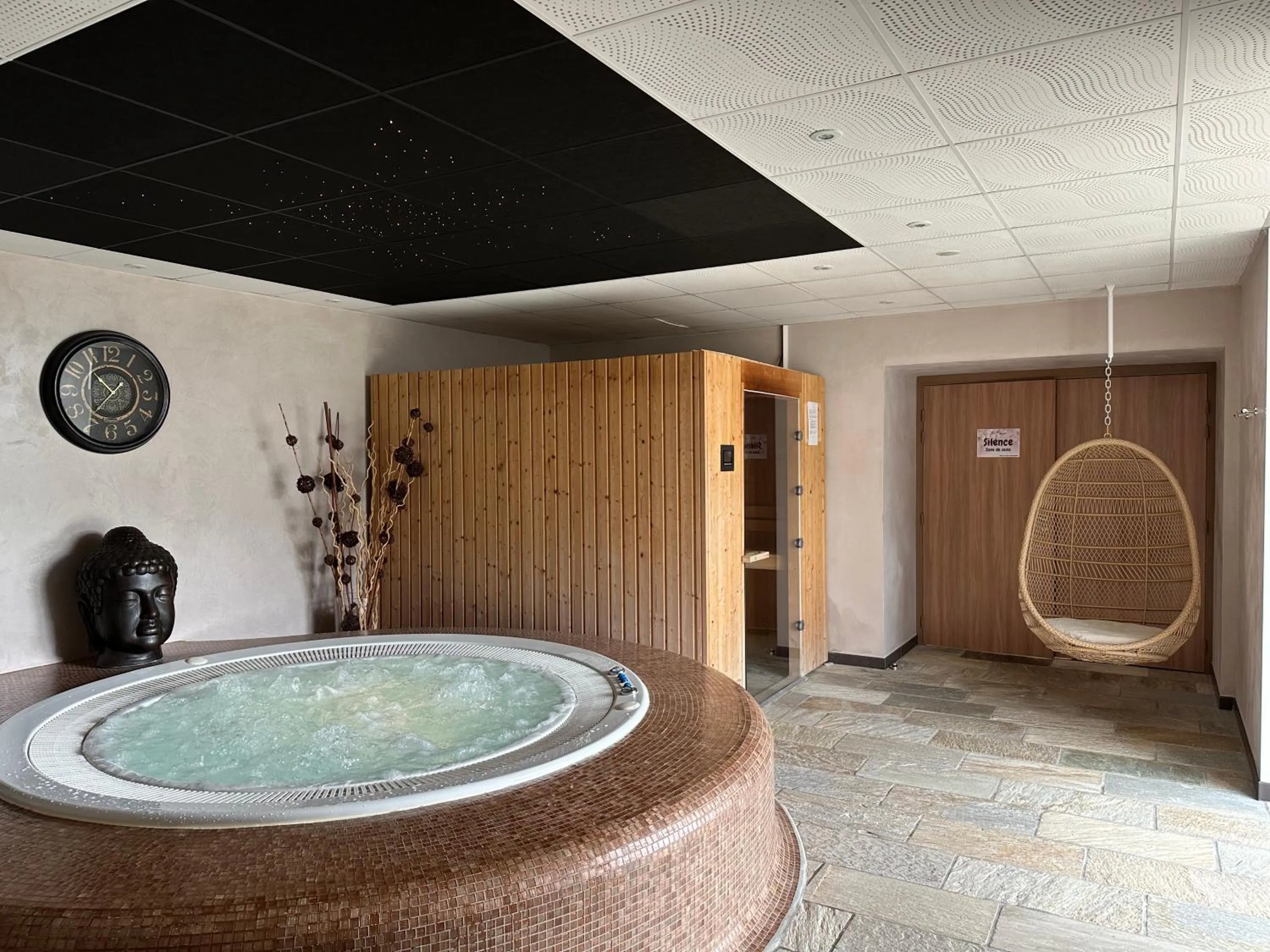 Hot Tub in Château de la Falque, The Originals Relais