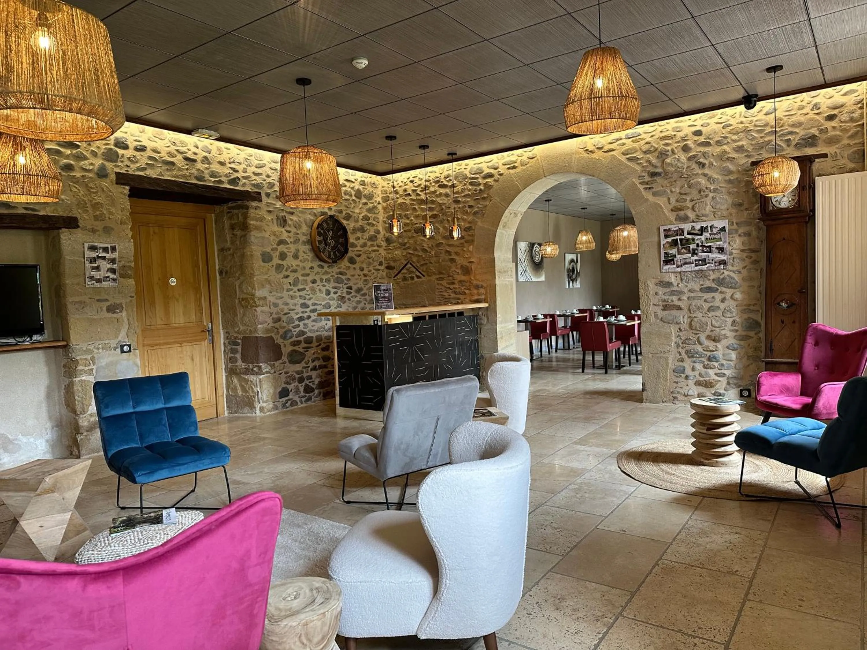 Communal lounge/ TV room in Château de la Falque, The Originals Relais