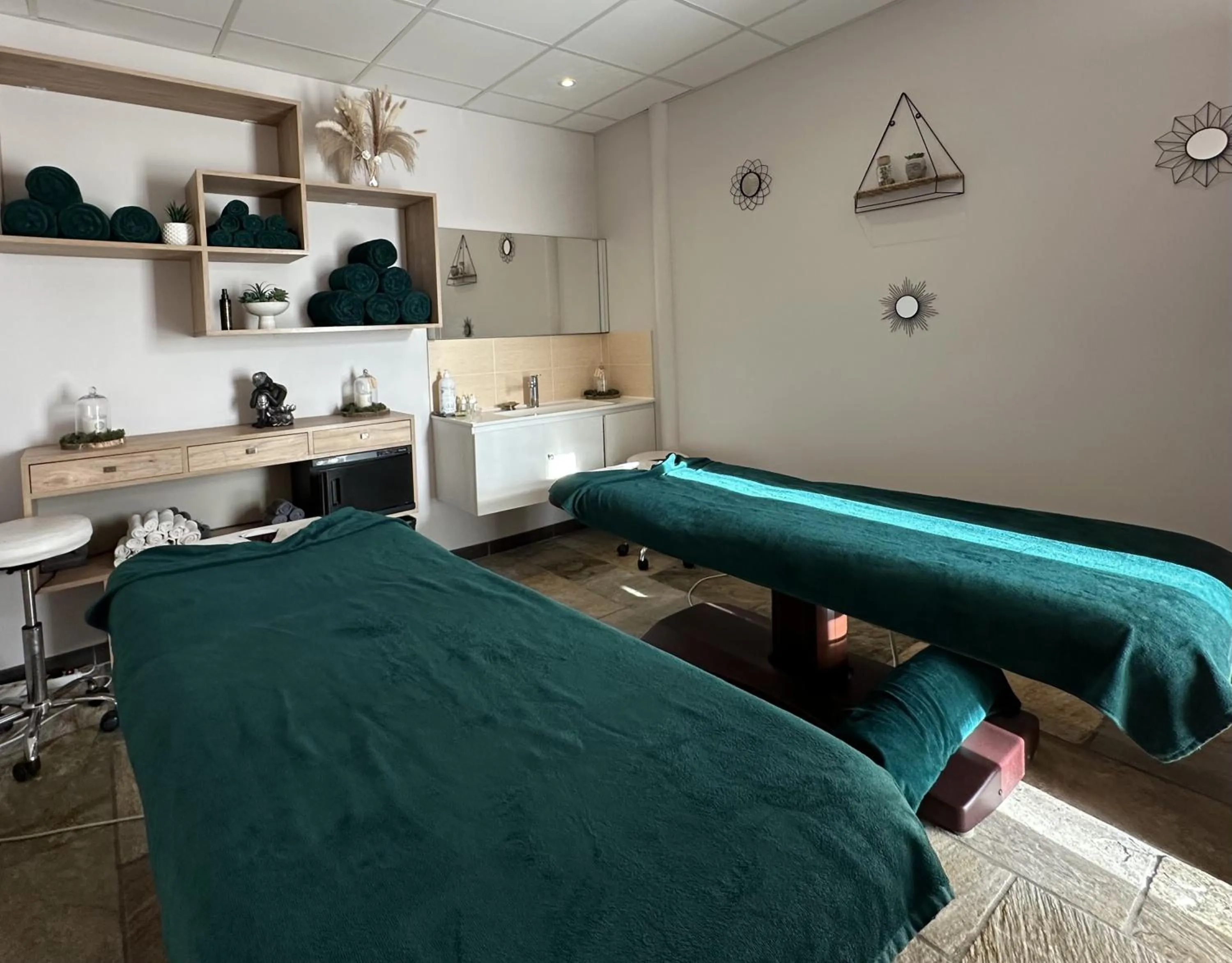 Massage in Château de la Falque, The Originals Relais