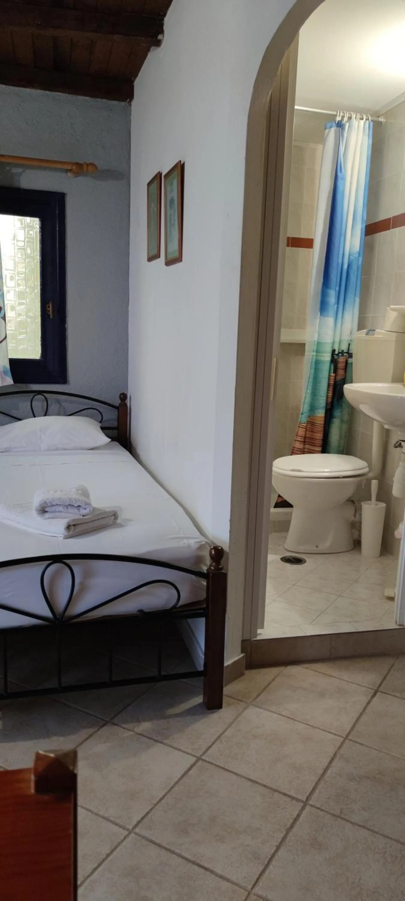 Bathroom, Bed in Hotel Eliza