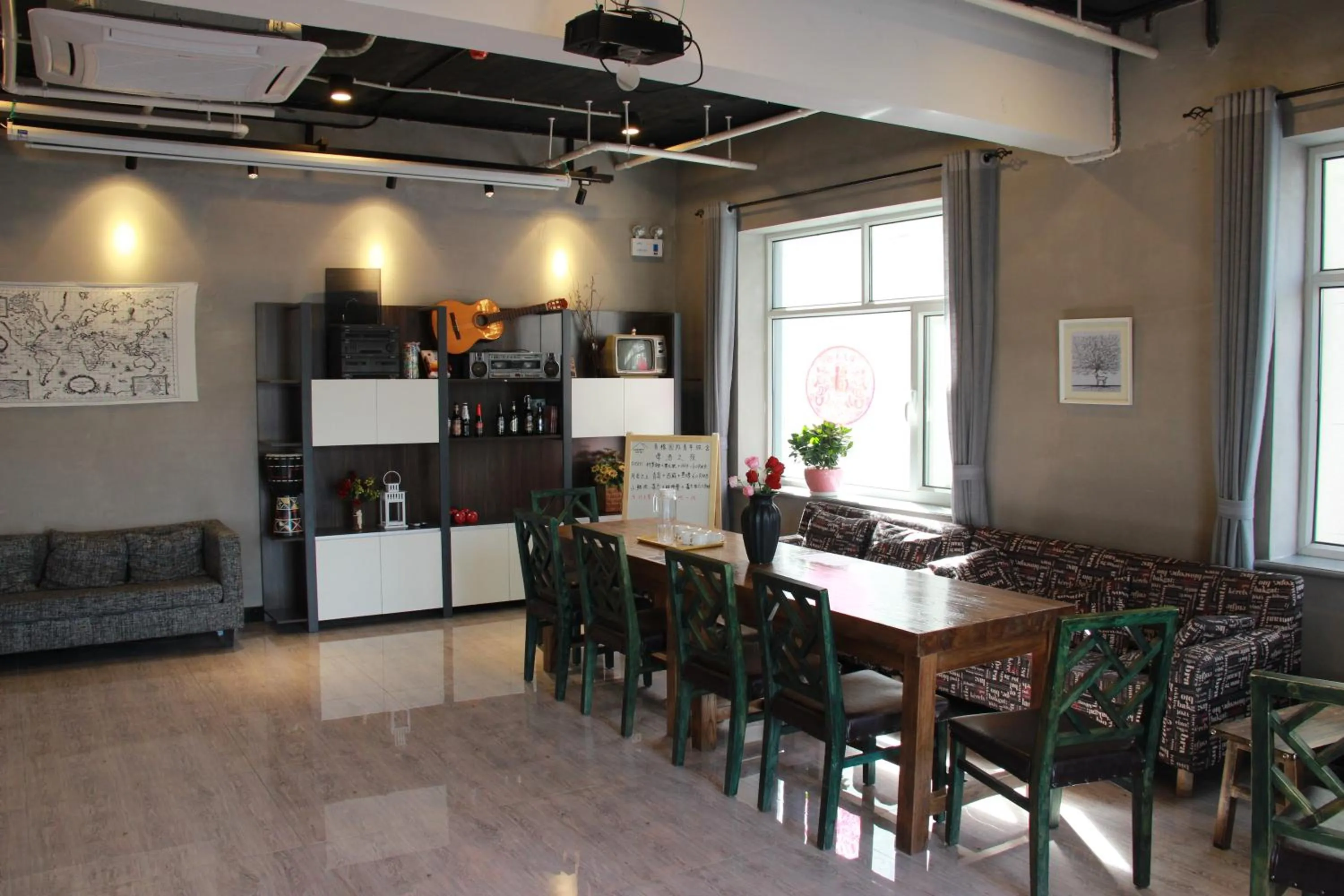 Communal lounge/ TV room in Lantern Hotel