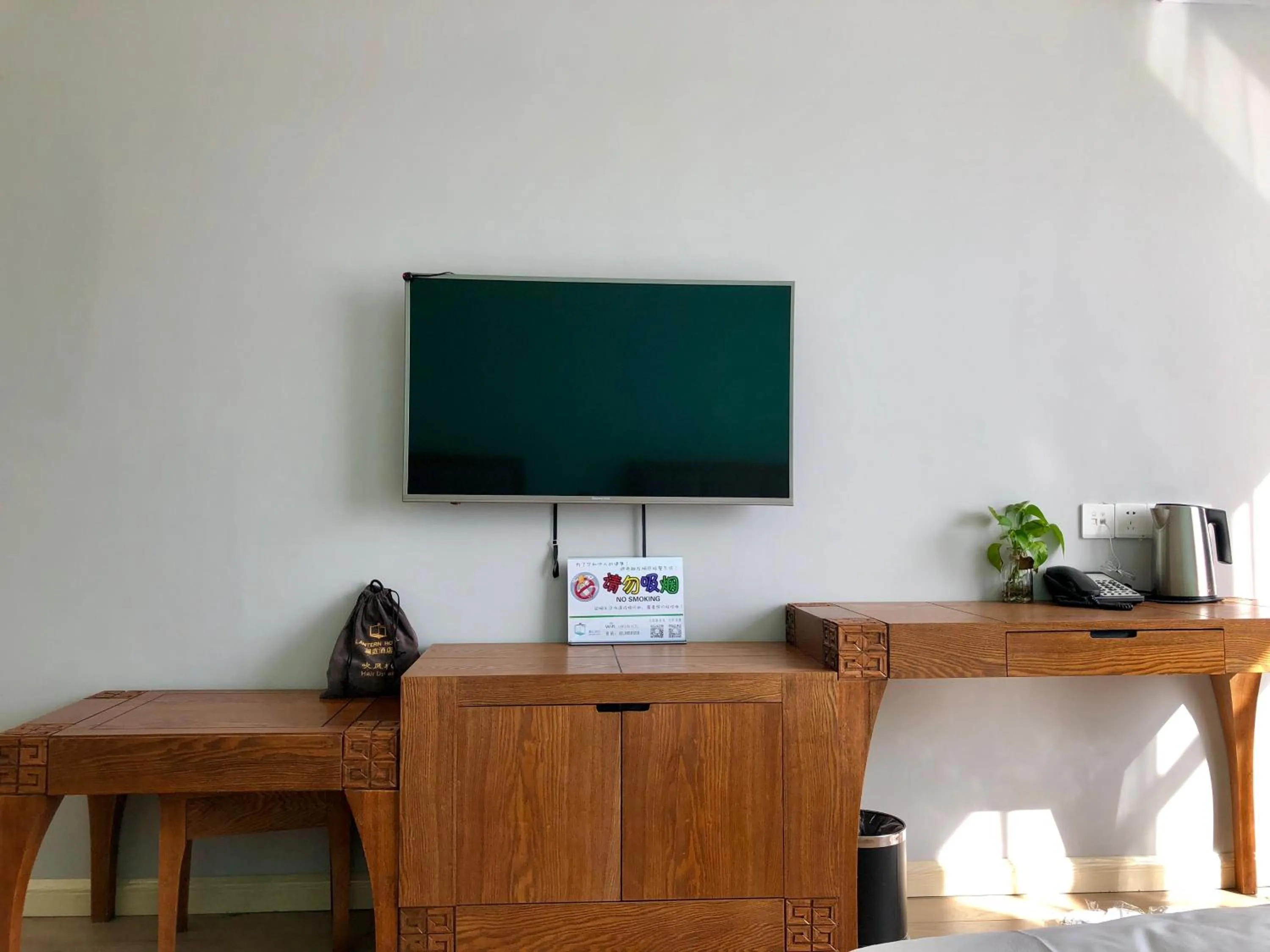 TV and multimedia in Lantern Hotel