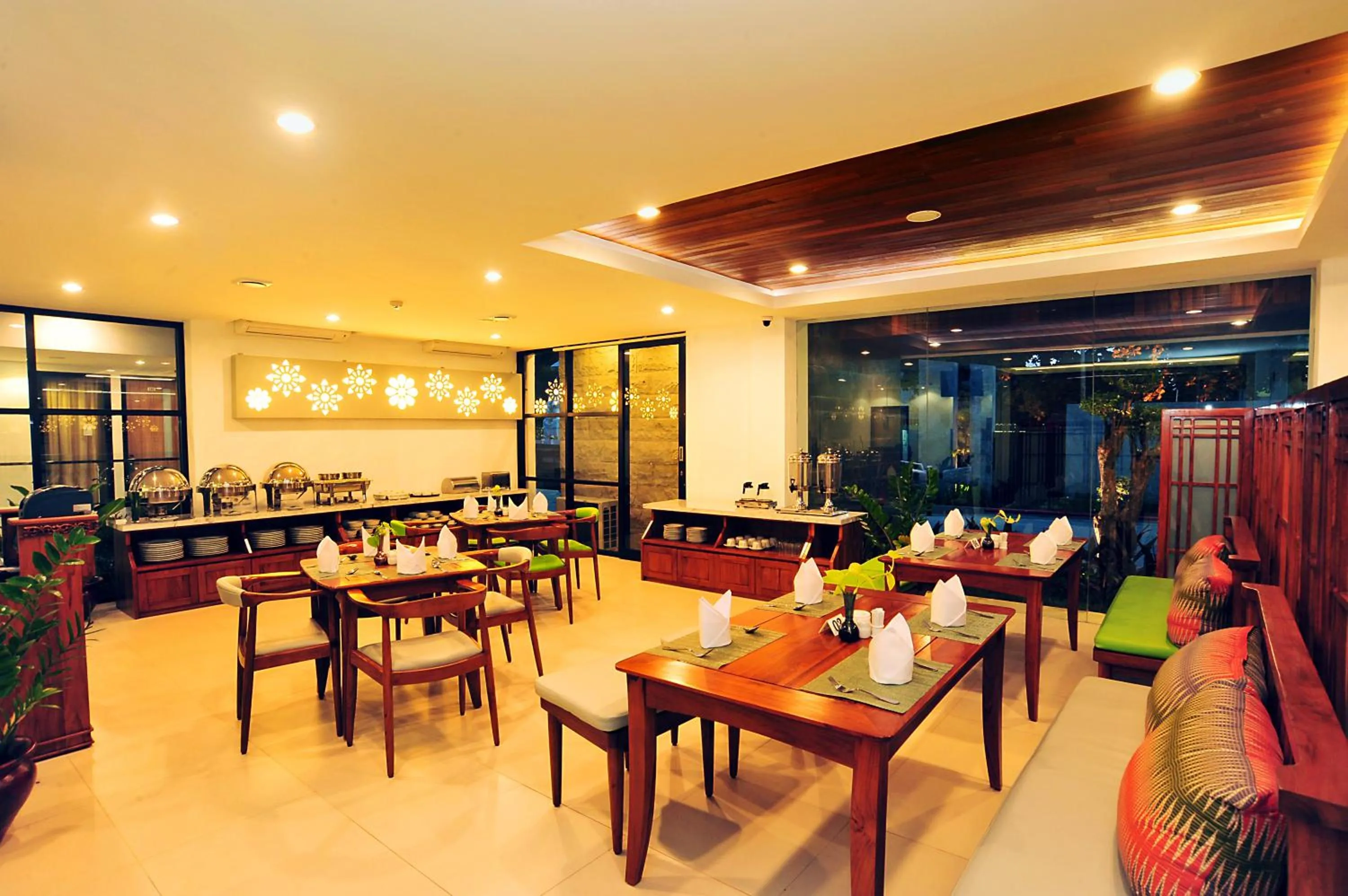 Restaurant/places to eat in Kautaman Hotel