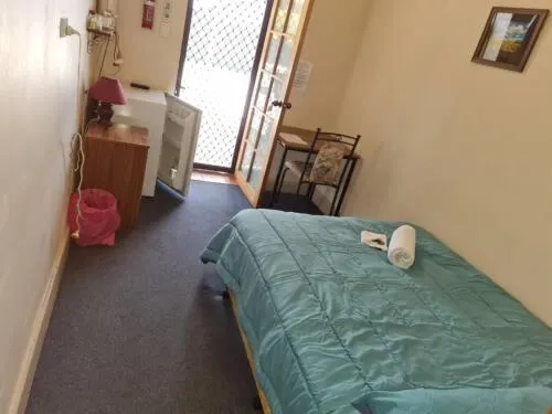 Bed in Truro weighbridge motel