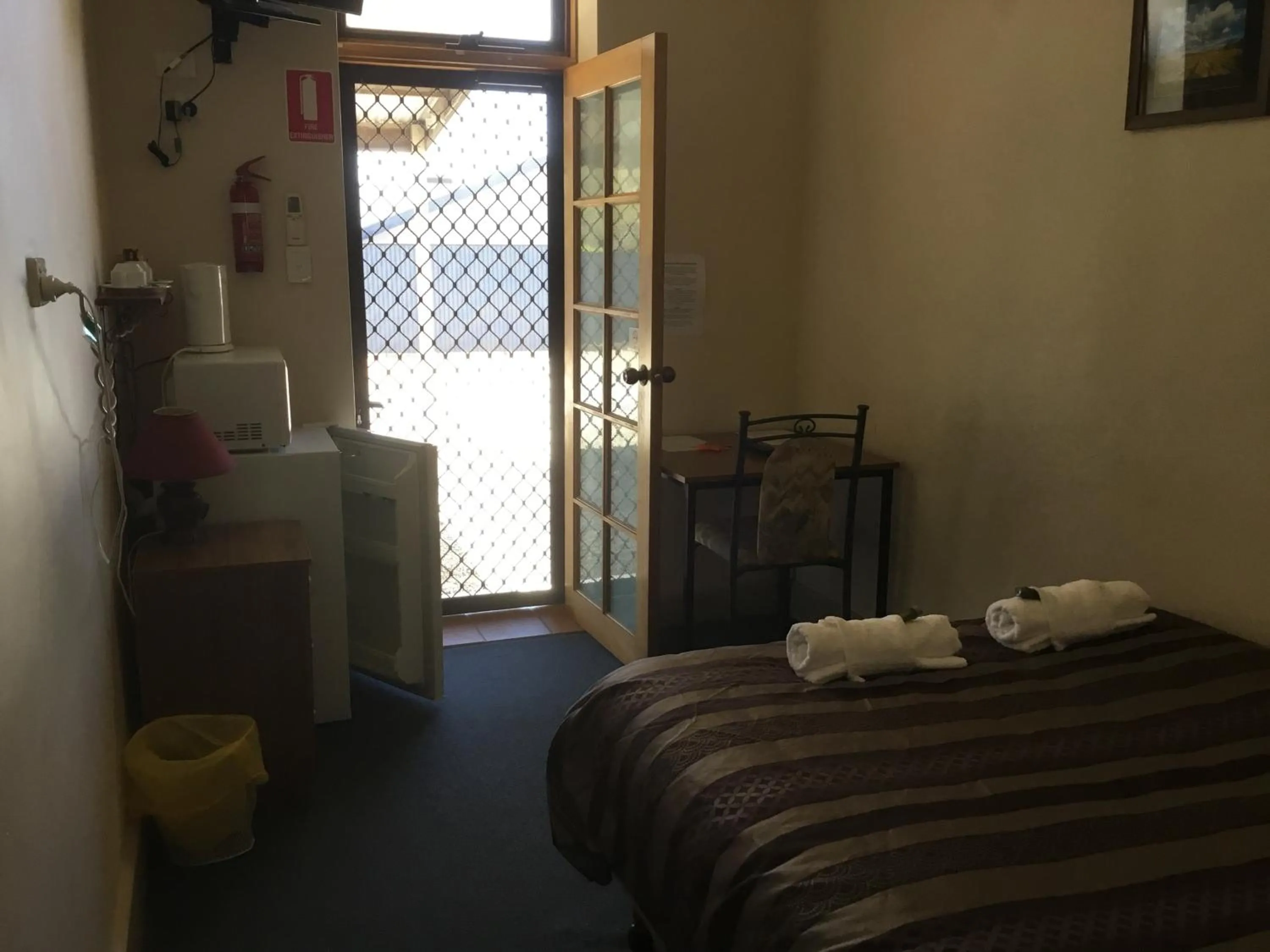 Photo of the whole room, Bed in Truro weighbridge motel