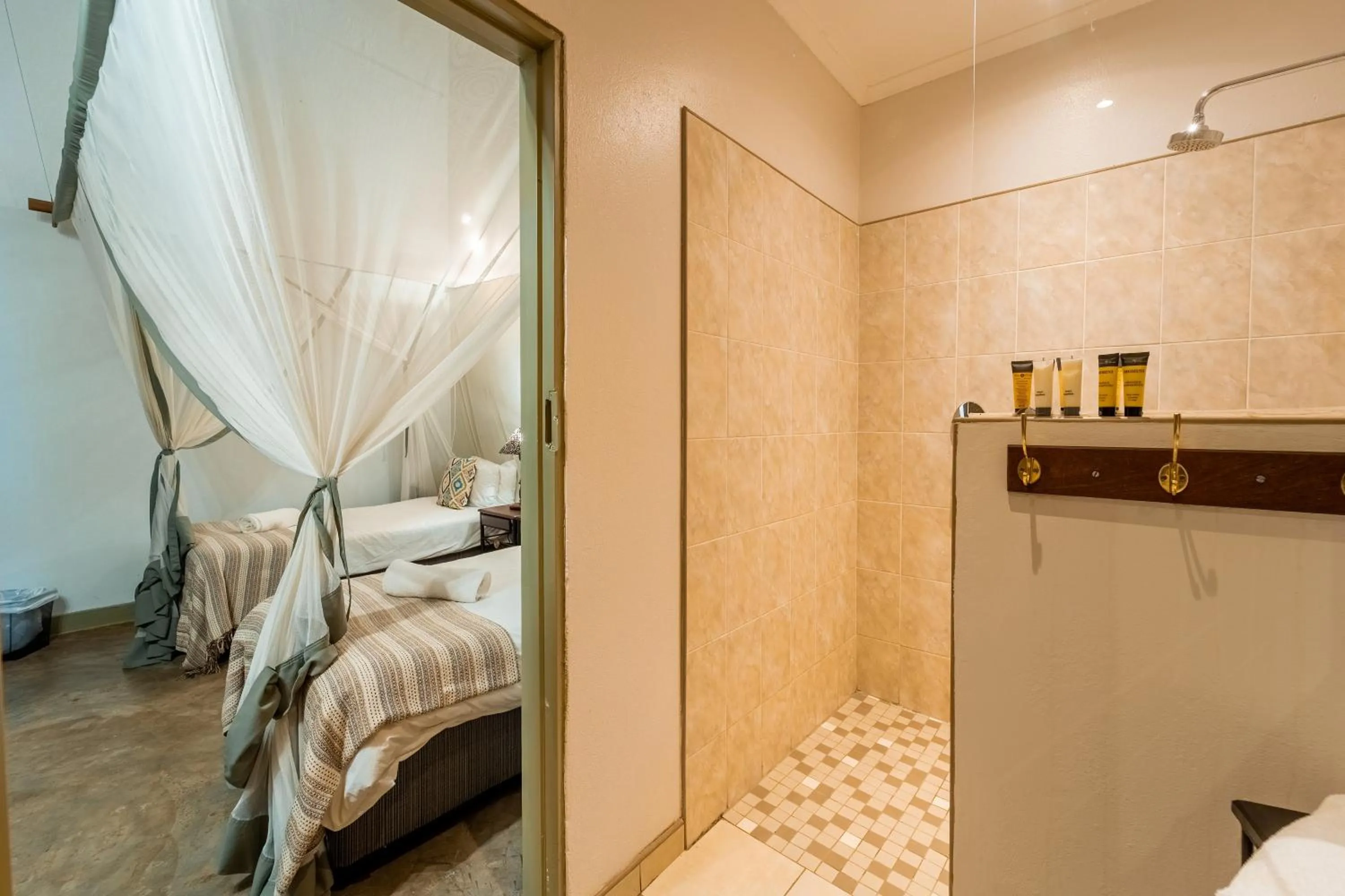 Bathroom, Bed in Nguni Lodge