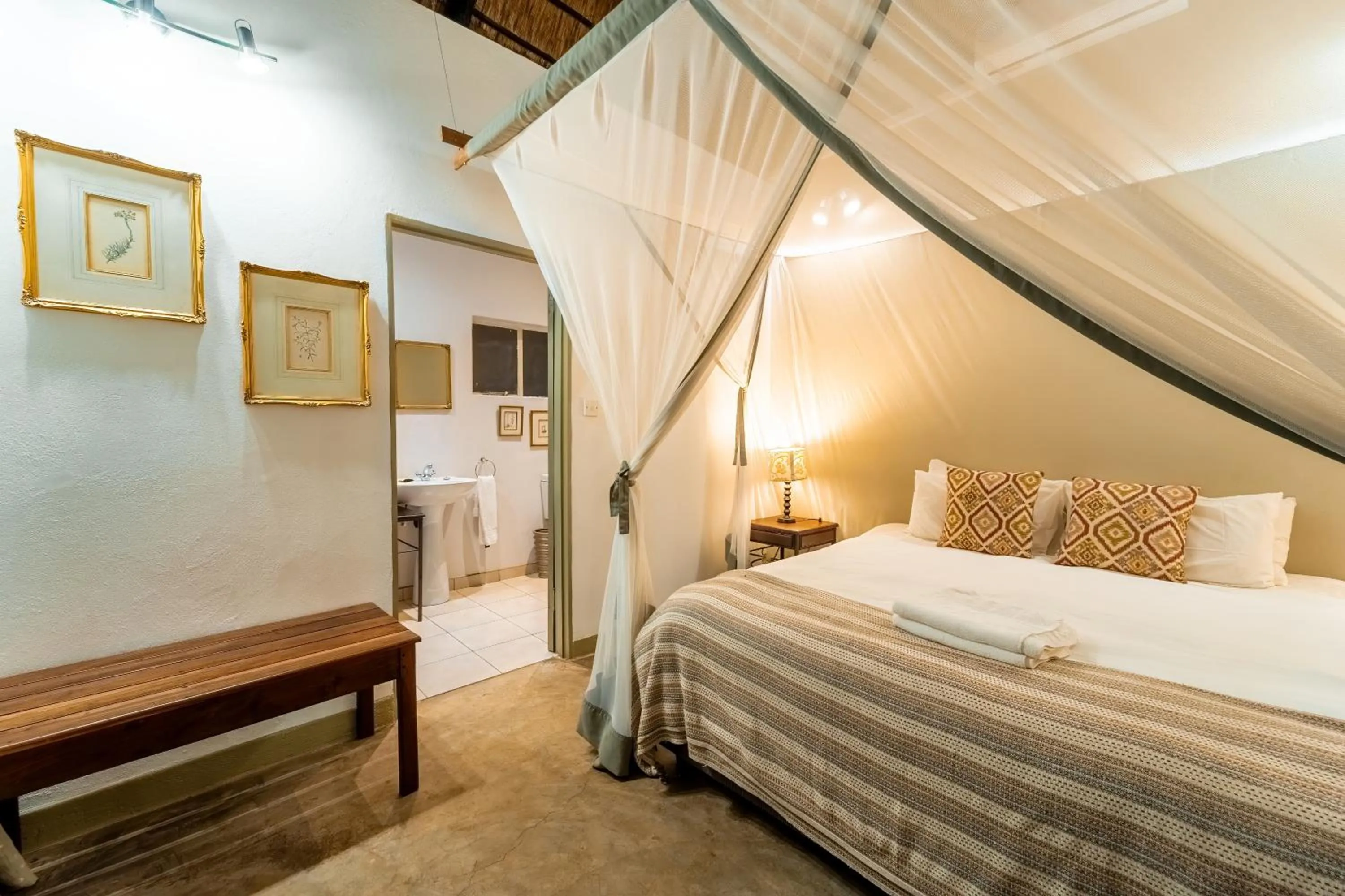 Bedroom, Bed in Nguni Lodge